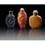 A GROUP OF THREE CHINESE SNUFF BOTTLES