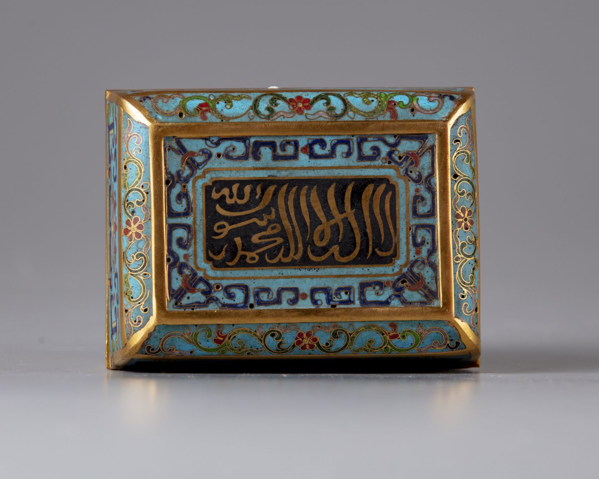 A Chinese cloisonné enamel 'Islamic market' box and cover - Bild 2 aus 11