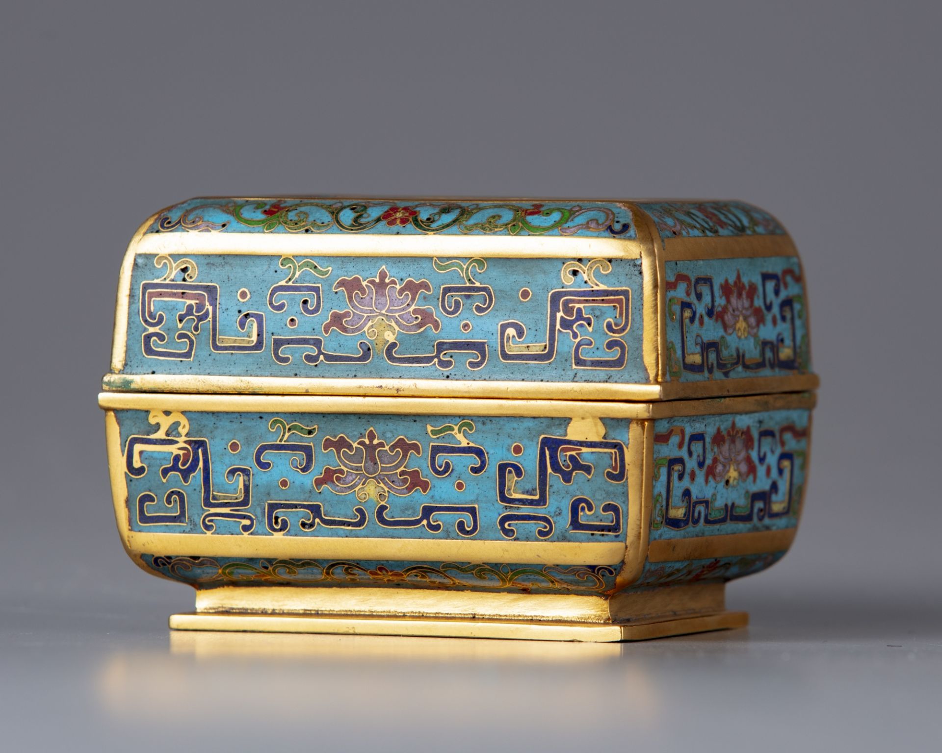 A Chinese cloisonné enamel 'Islamic market' box and cover - Bild 3 aus 11