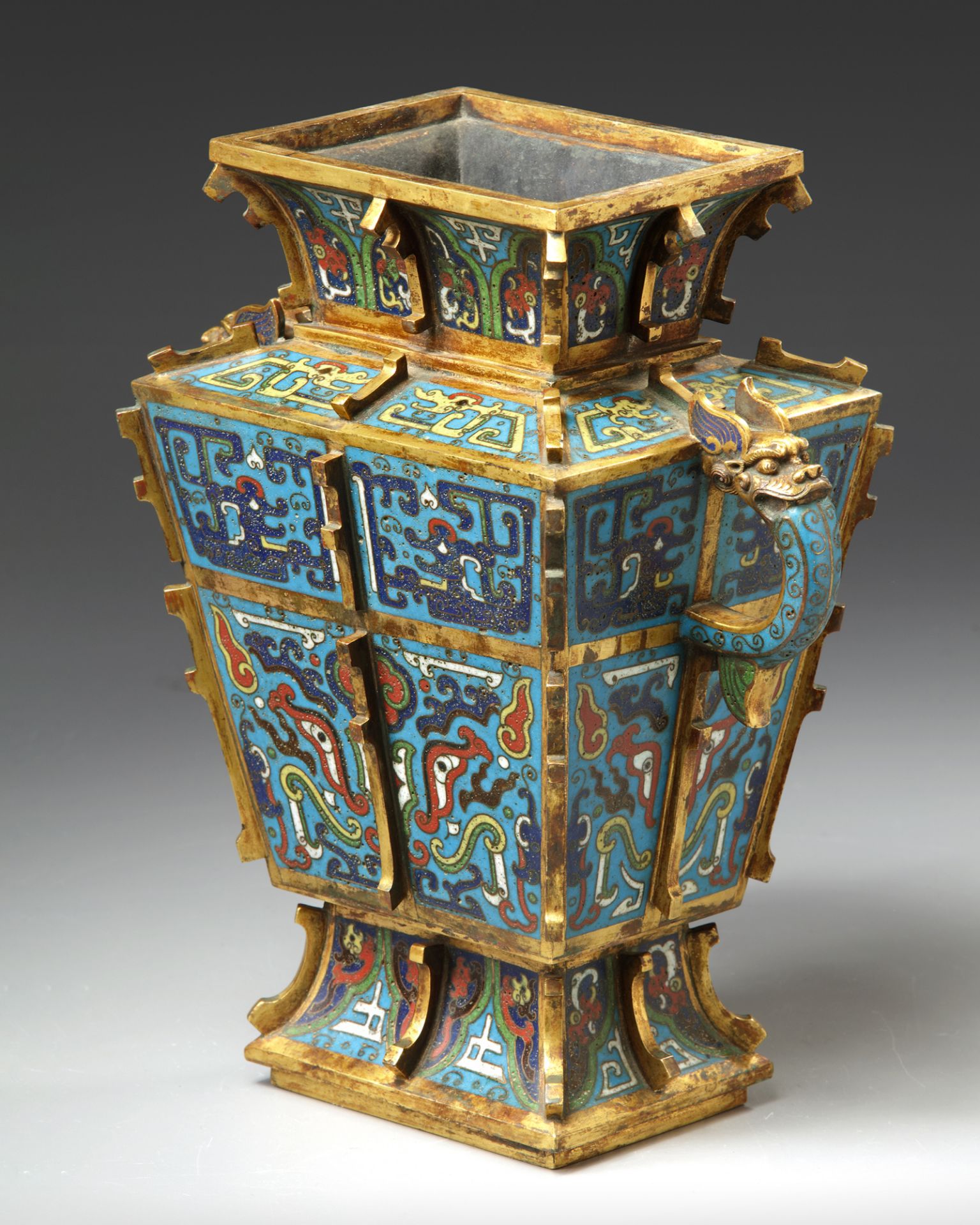 A CHINESE CLOISONNÉ ENAMEL 'ARCHAISTIC' VASE, FANGLEI - Bild 3 aus 5