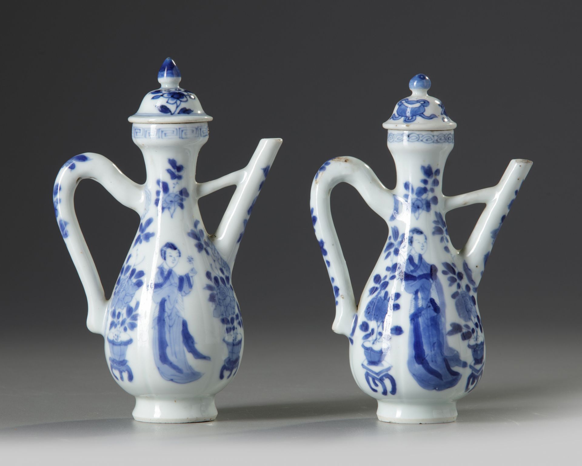 A PAIR OF CHINESE BLUE AND WHITE MOULDED EWERS AND TWO COVERS - Bild 2 aus 5