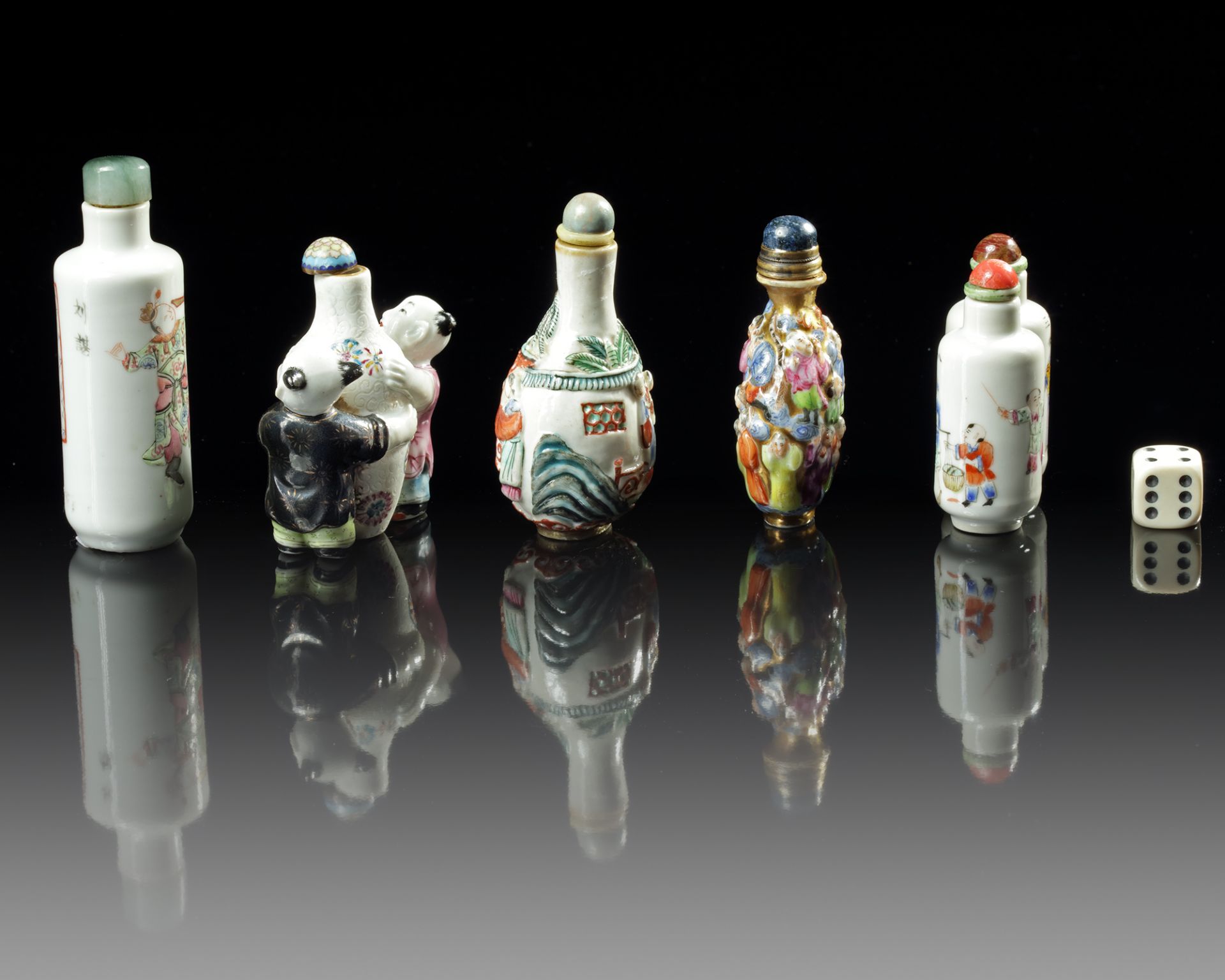 A GROUP OF FIVE CHINESE FAMILLE ROSE SNUFF BOTTLES - Bild 3 aus 3