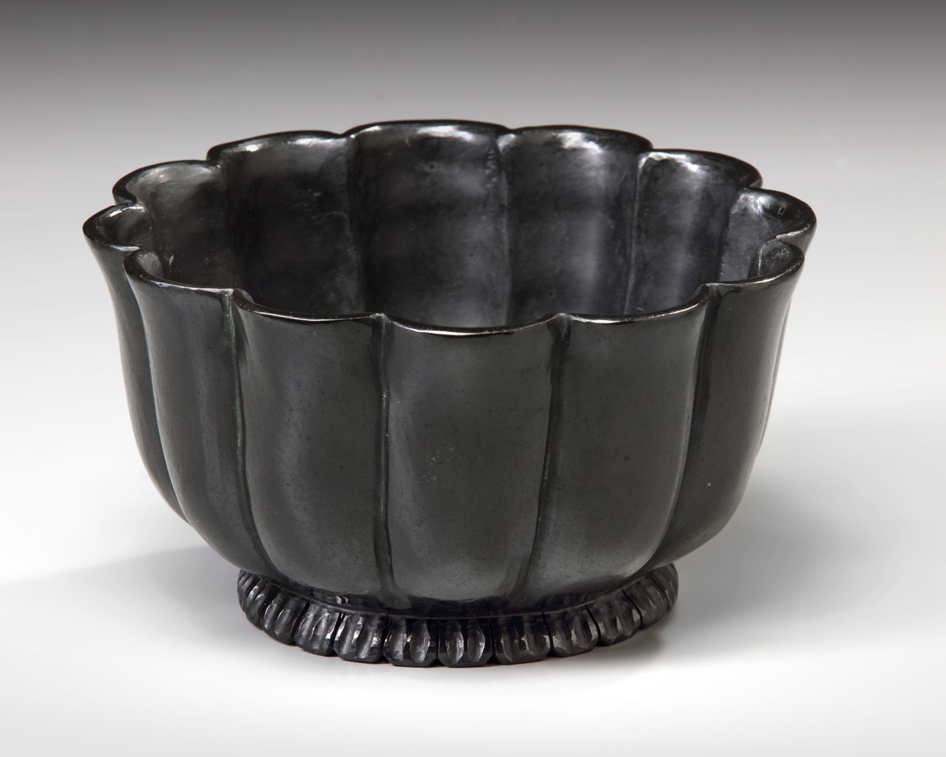 A MUGHAL BLACK GLAZED LOTUS SHAPED CERAMIC BOWL - Bild 4 aus 5