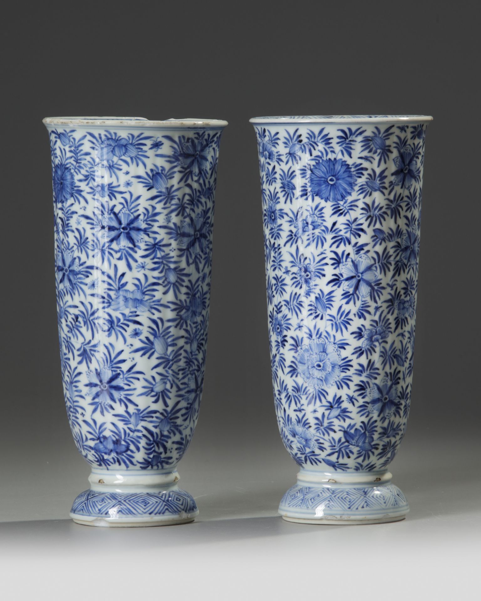 A PAIR OF CHINESE BLUE AND WHITE BEAKER VASES - Image 2 of 5