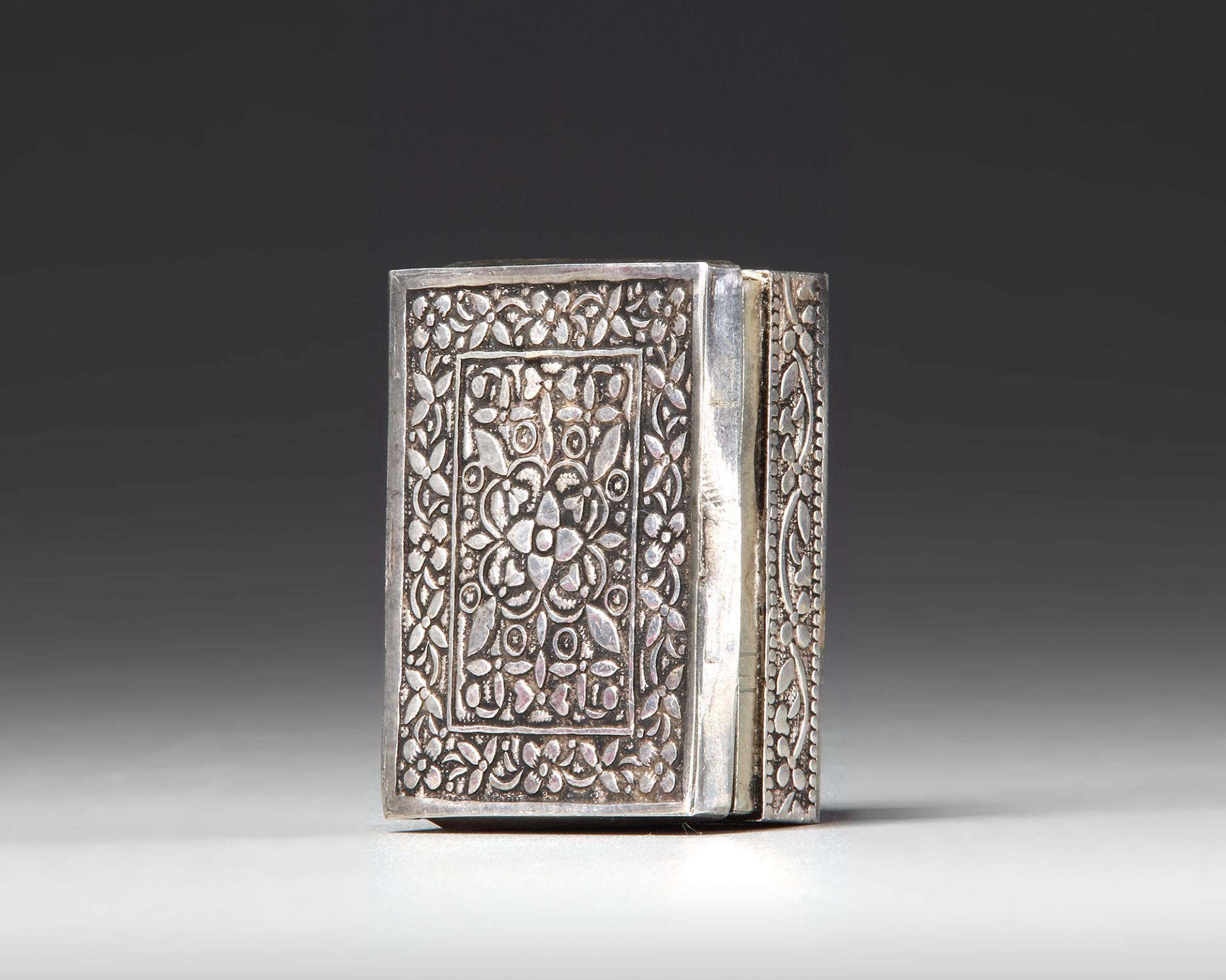 AN ILLUMINTATED MINIATURE OTTOMAN QURAN AND SILVER CASE - Image 3 of 4