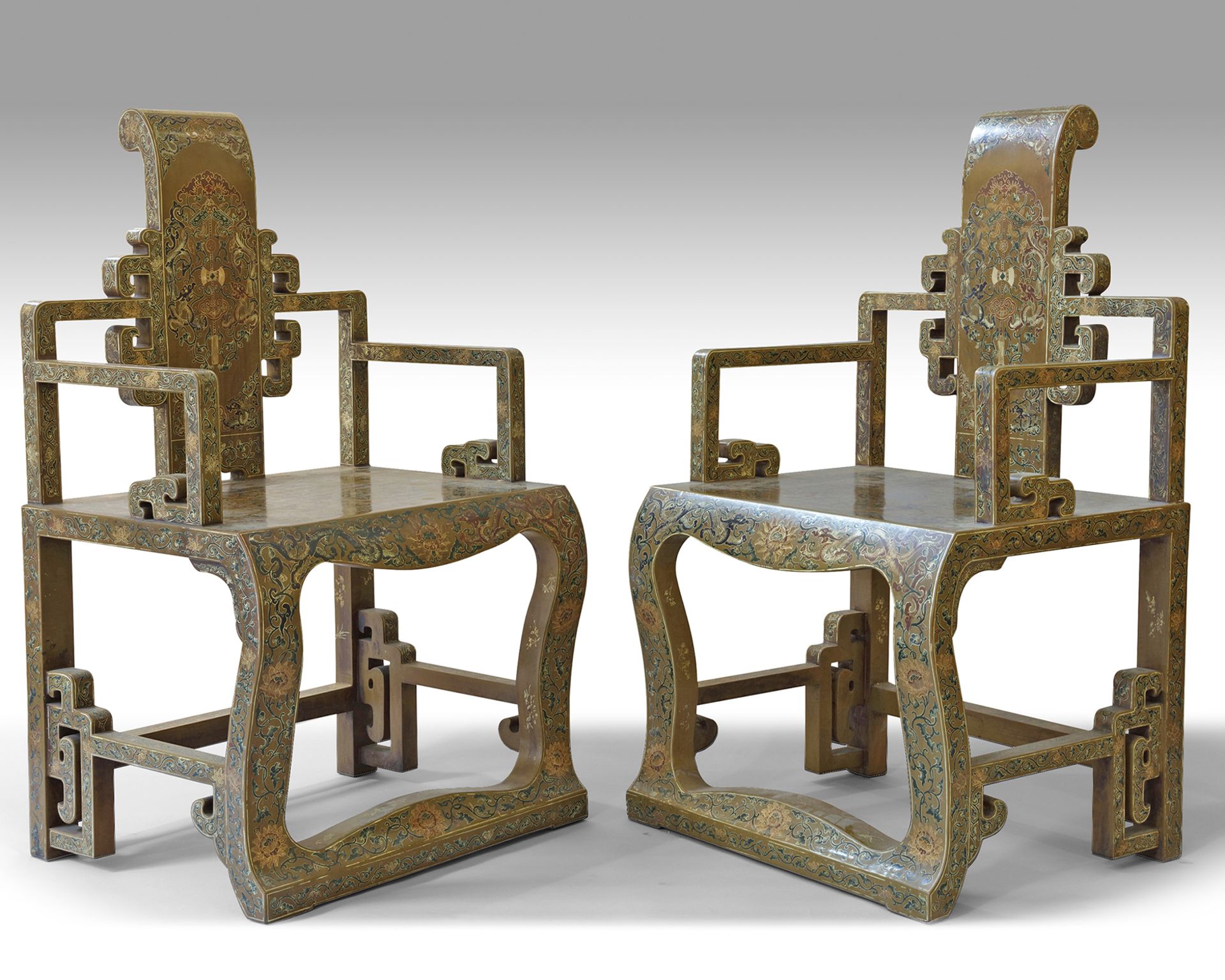 A PAIR OF CHINESE POLYCHROME LACQUERED AND GILT ARM CHAIRS - Bild 3 aus 4