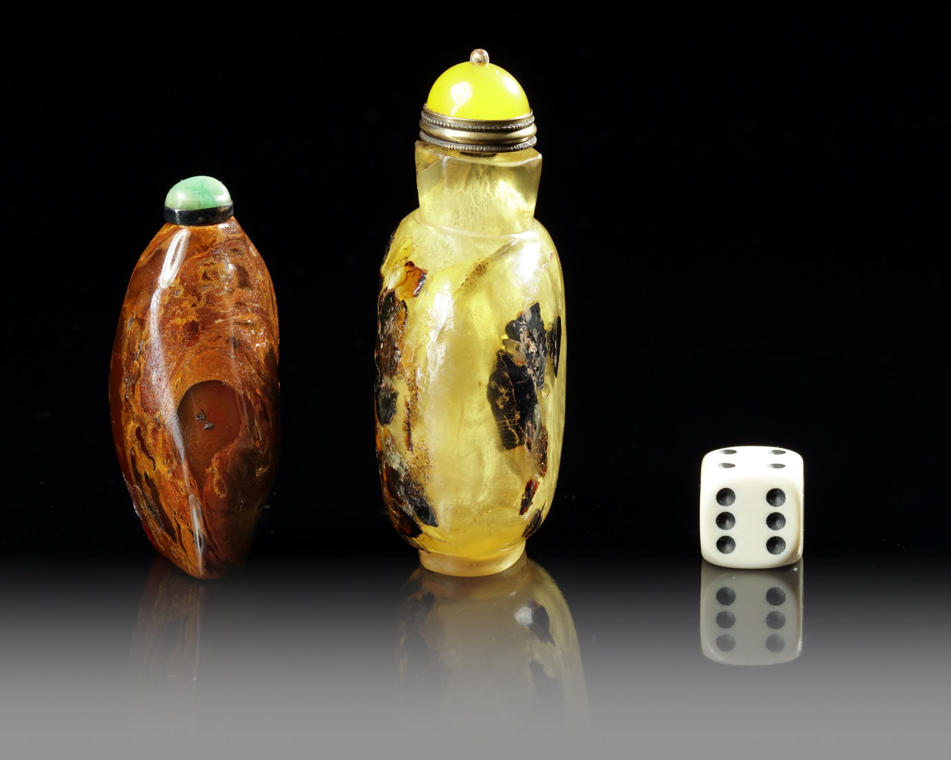 TWO CHINESE RESIN SNUFF BOTTLES - Image 2 of 3