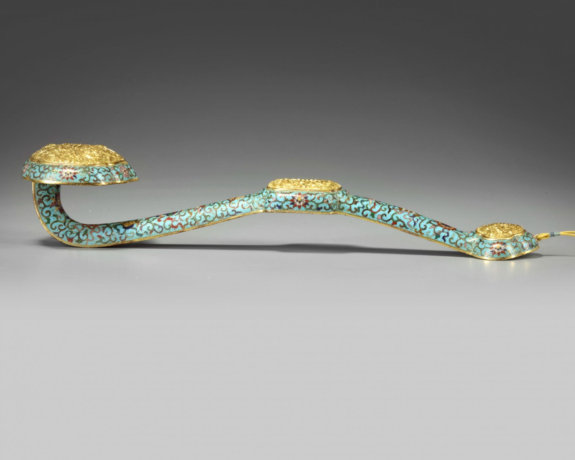 A CHINESE CLOISONNÉ ENAMEL RUYI-SCEPTRE IN A JADE PLAQUE INSET WOOD BOX - Image 4 of 6