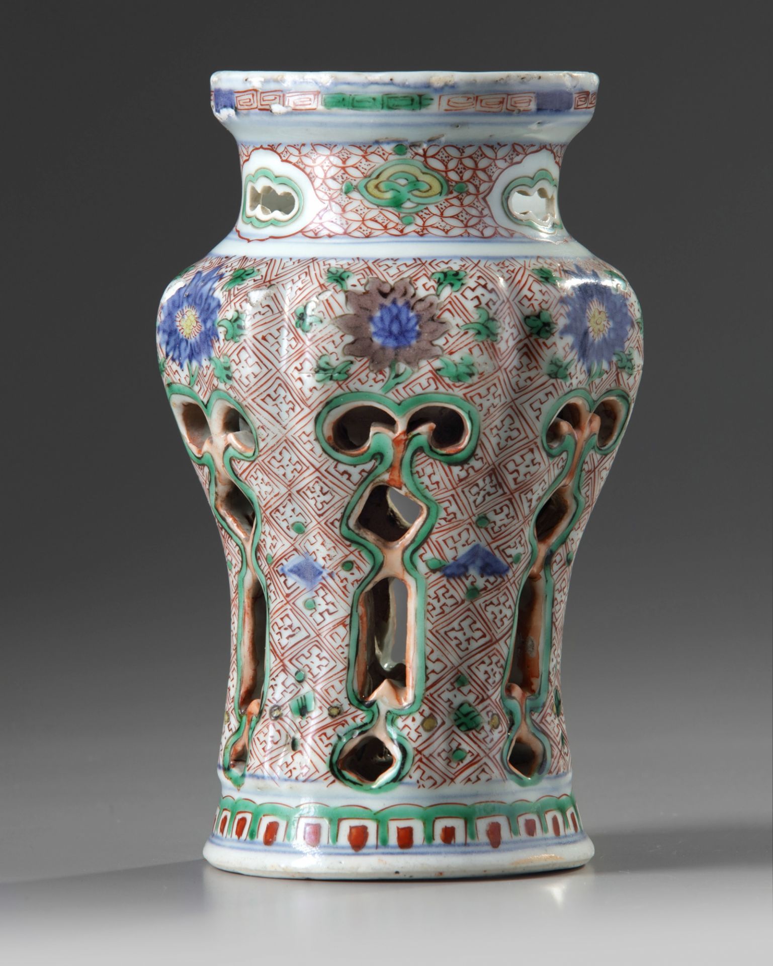 A CHINESE MOULDED WUCAI STAND - Image 2 of 4