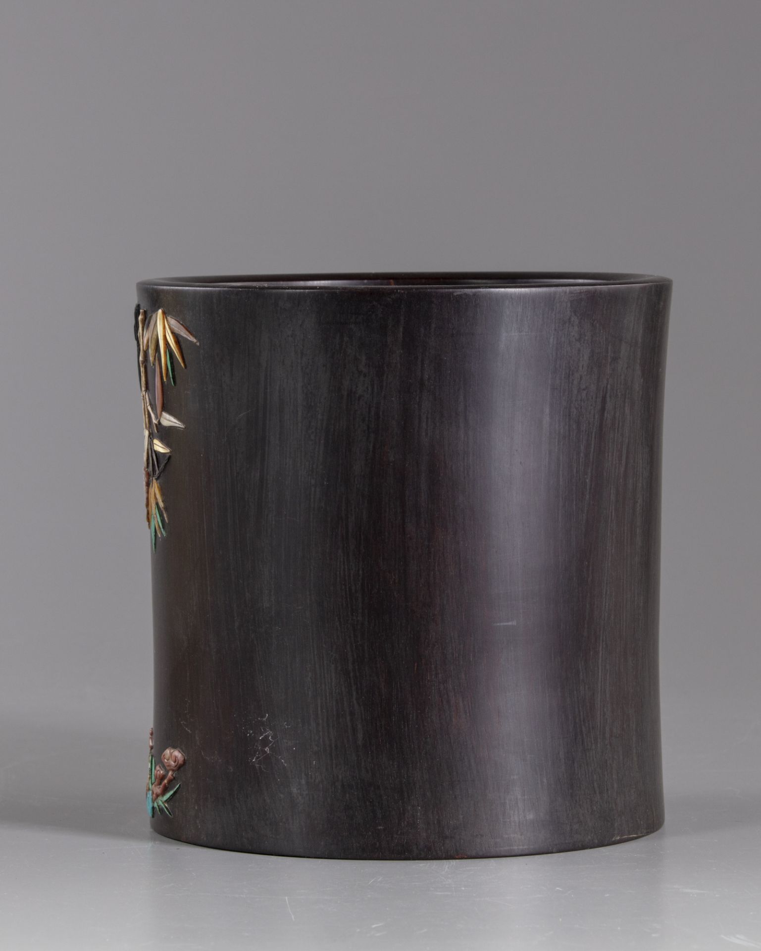 A CHINESE HARDWOOD SOAPSTONE AND MOTHER-OF-PEARL INLAID BRUSH POT - Image 4 of 6