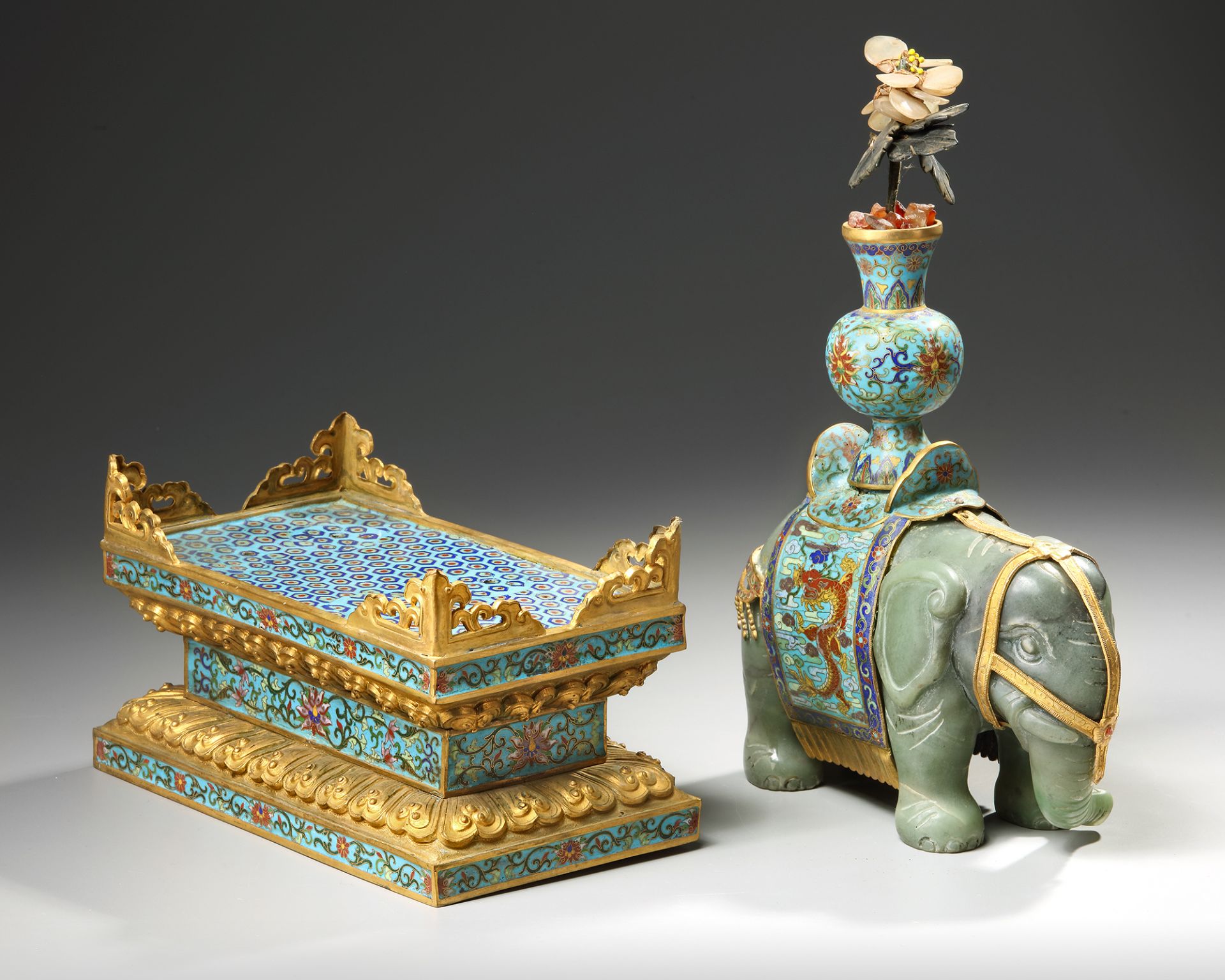 A CHINESE JADE AND CLOISONNÉ CAPARISONED ELEPHANT ON A CLOISONNÉ BASE - Image 5 of 6