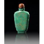 A CHINESE MALACHITE AND GILT DECORATED SNUFF BOTTLE