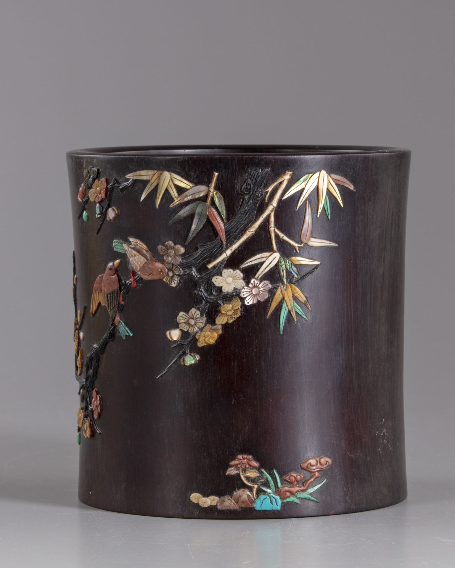 A CHINESE HARDWOOD SOAPSTONE AND MOTHER-OF-PEARL INLAID BRUSH POT - Image 2 of 6