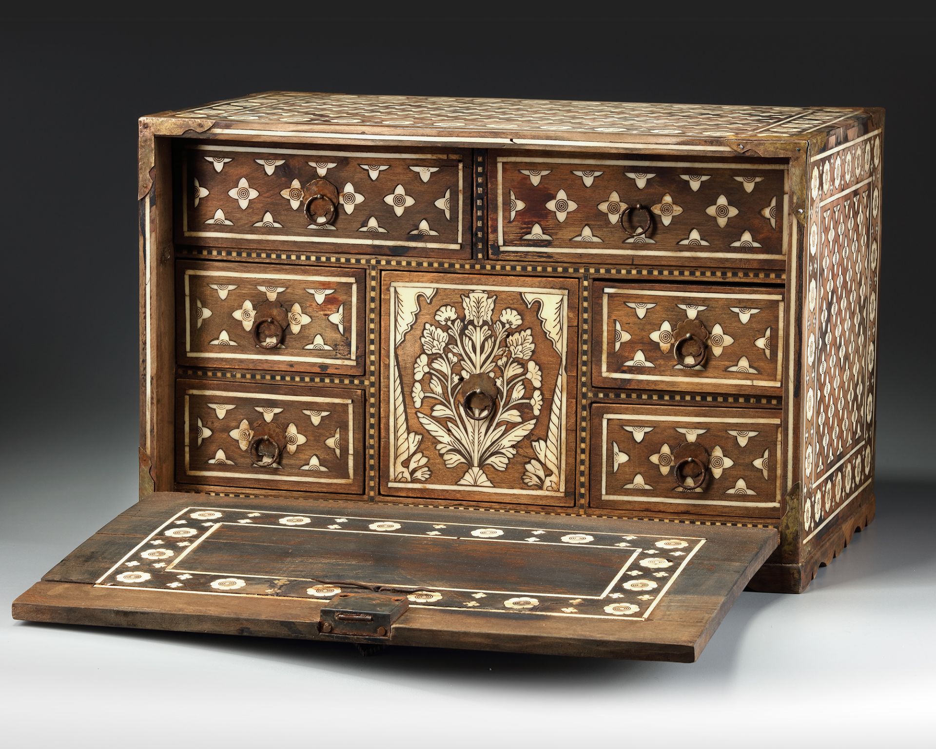 AN INDO-PORTUGUESE BONE INLAID BOX - Bild 2 aus 5