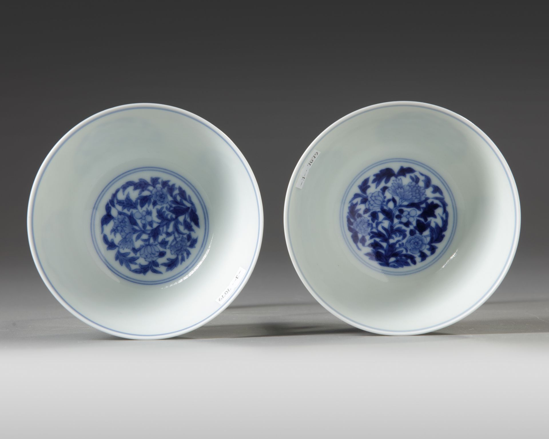 A PAIR OF CHINESE BLUE AND WHITE 'FLORAL' BOWLS - Bild 5 aus 5