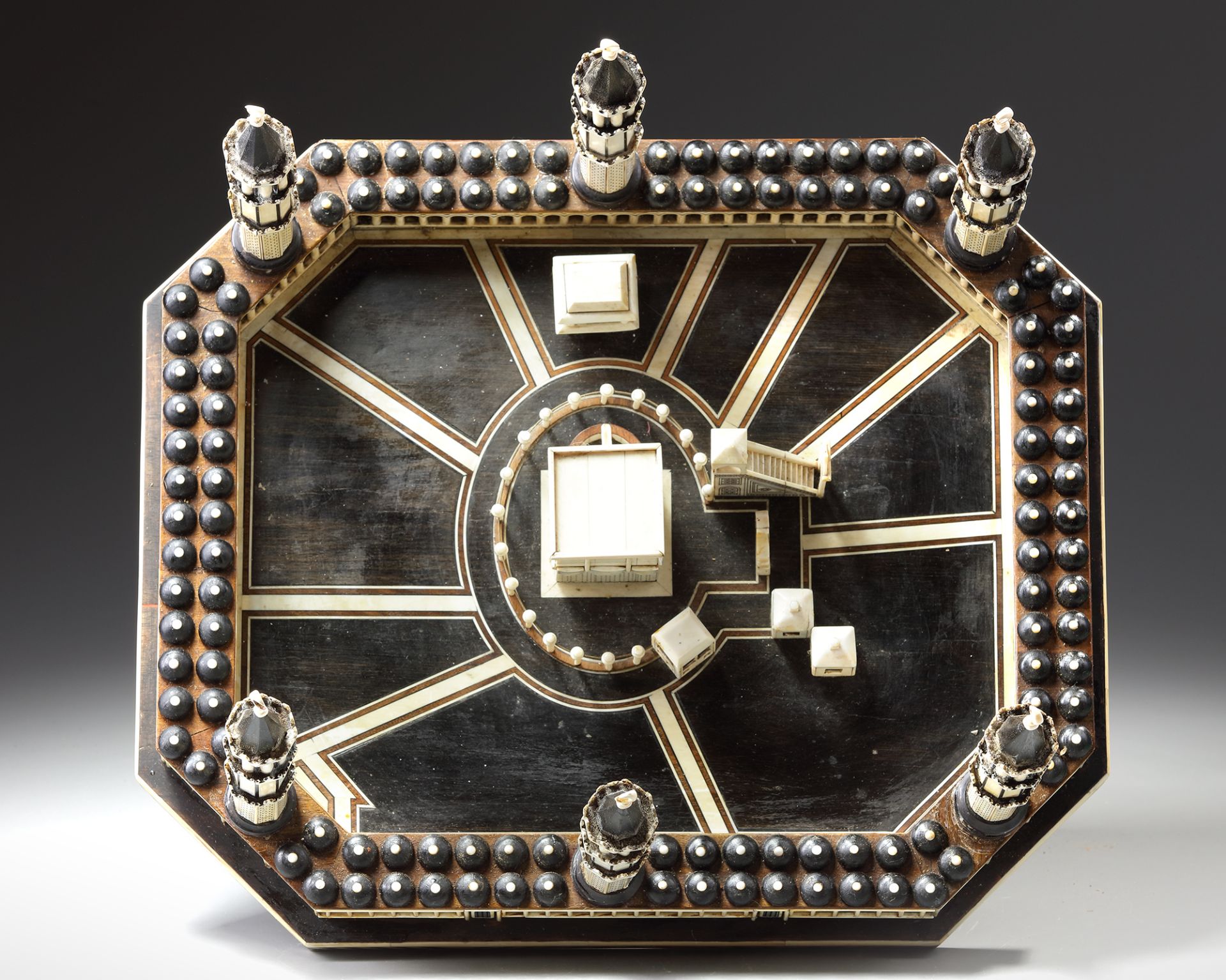 A RARE EBONY WOOD AND IVORY MINIATURE OF THE KAABA - Bild 4 aus 7