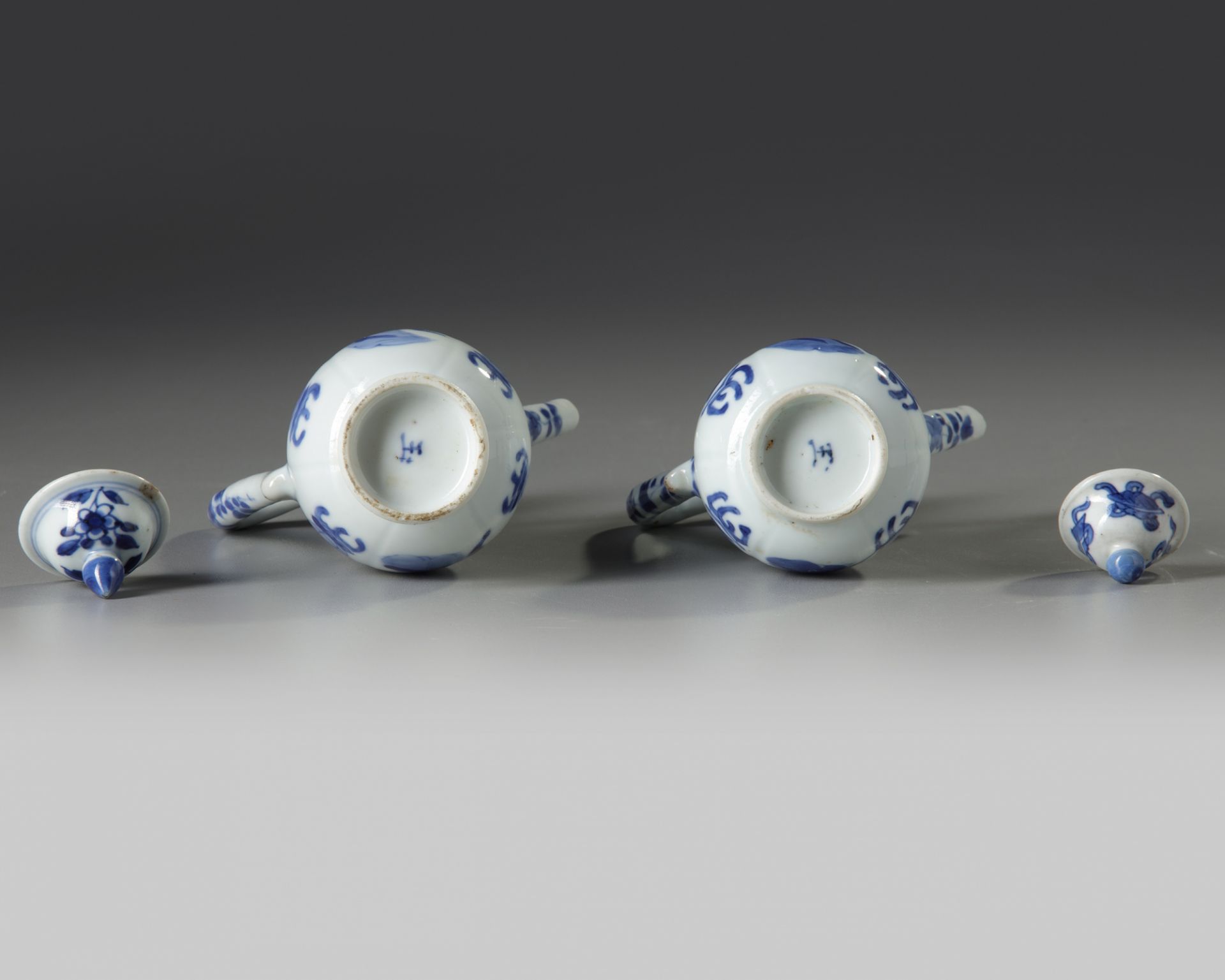 A PAIR OF CHINESE BLUE AND WHITE MOULDED EWERS AND TWO COVERS - Bild 5 aus 5