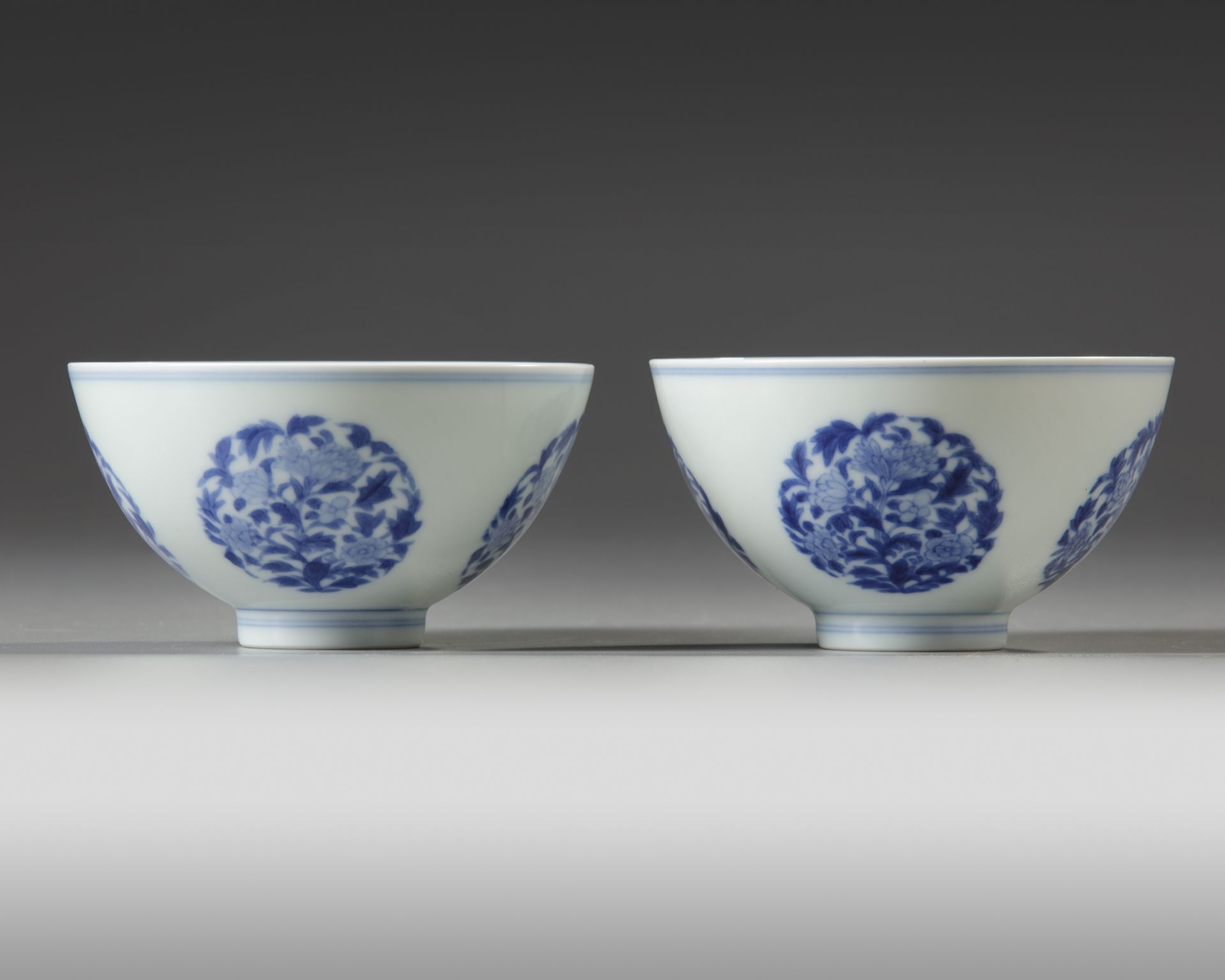 A PAIR OF CHINESE BLUE AND WHITE 'FLORAL' BOWLS - Bild 2 aus 5