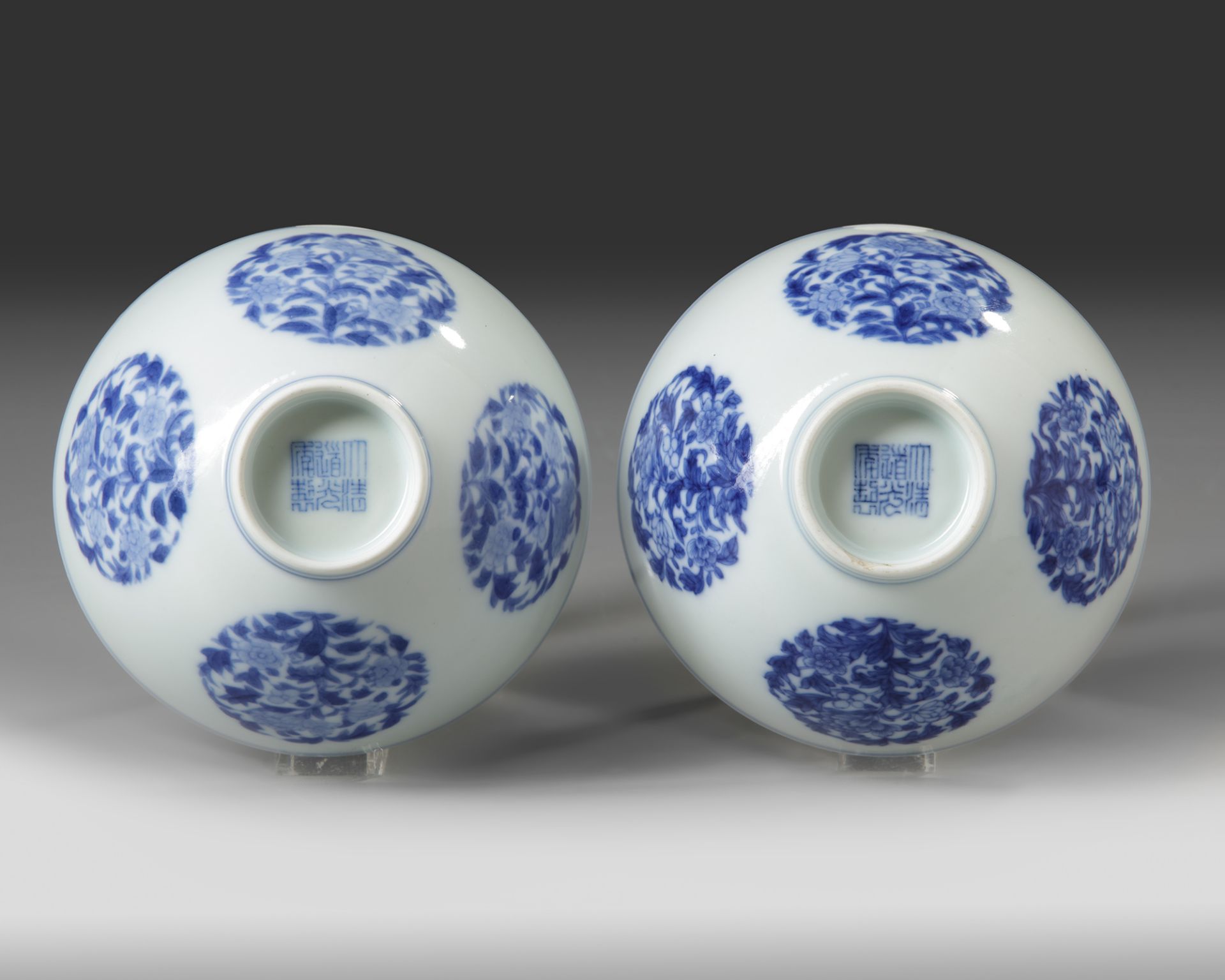 A PAIR OF CHINESE BLUE AND WHITE 'FLORAL' BOWLS - Bild 4 aus 5