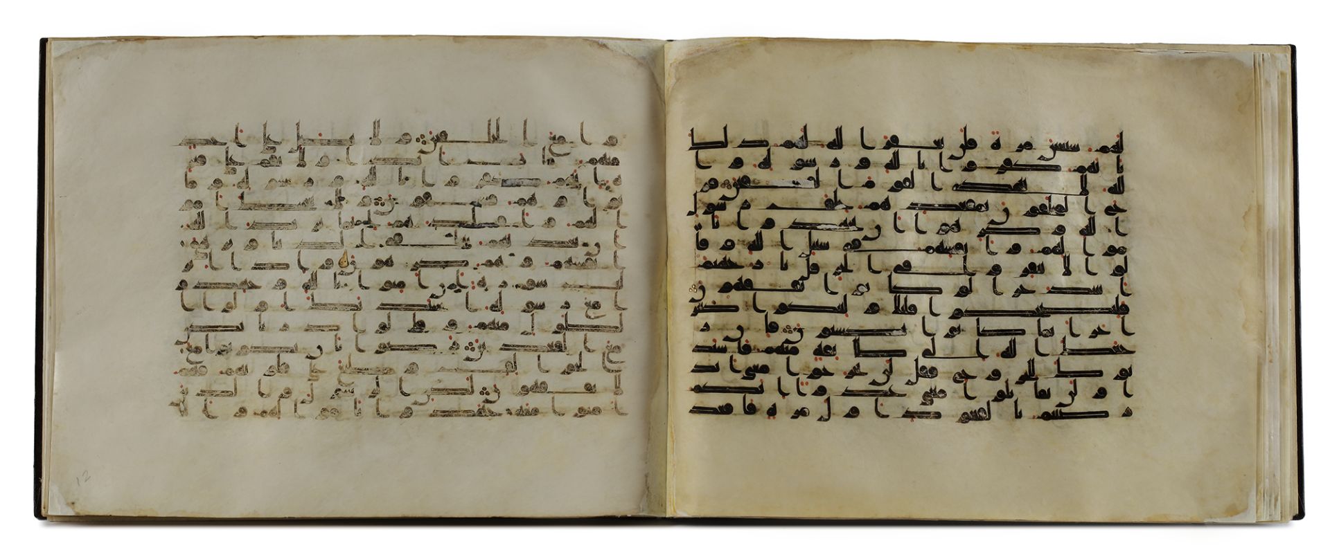 A BOUND GROUP OF TWENTY-NINE LEAVES FROM SEVEN SURAHS OF A DISPERSED MANUSCRIPT OF THE QURAN WRITTEN - Bild 8 aus 33