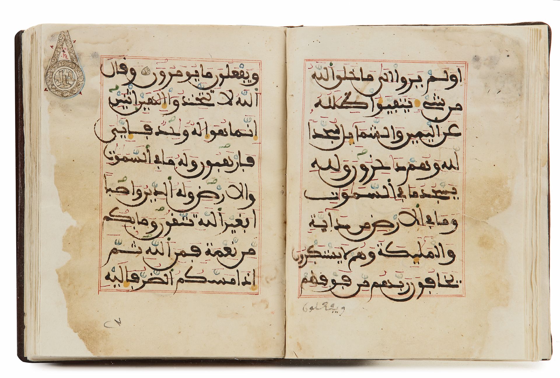 A MAGHRIBI SCRIPT QURAN SECTION, NORTH AFRICA OR ANDALUSIA, CIRCA 13TH CENTURY - Bild 5 aus 8