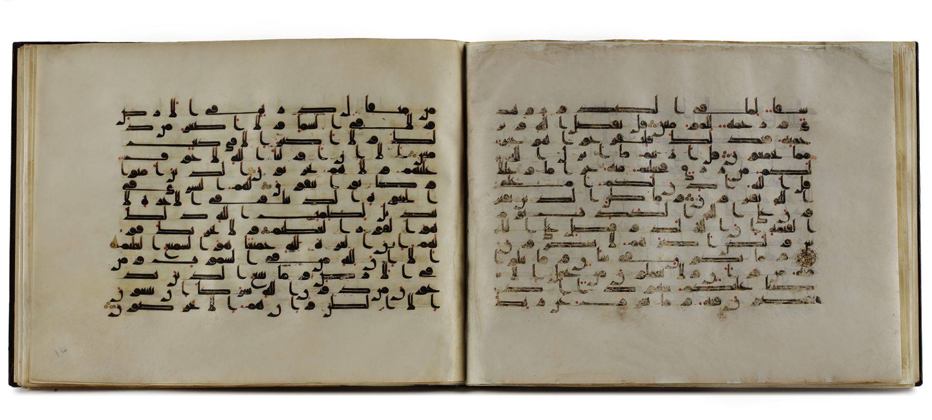 A BOUND GROUP OF TWENTY-NINE LEAVES FROM SEVEN SURAHS OF A DISPERSED MANUSCRIPT OF THE QURAN WRITTEN - Bild 9 aus 33