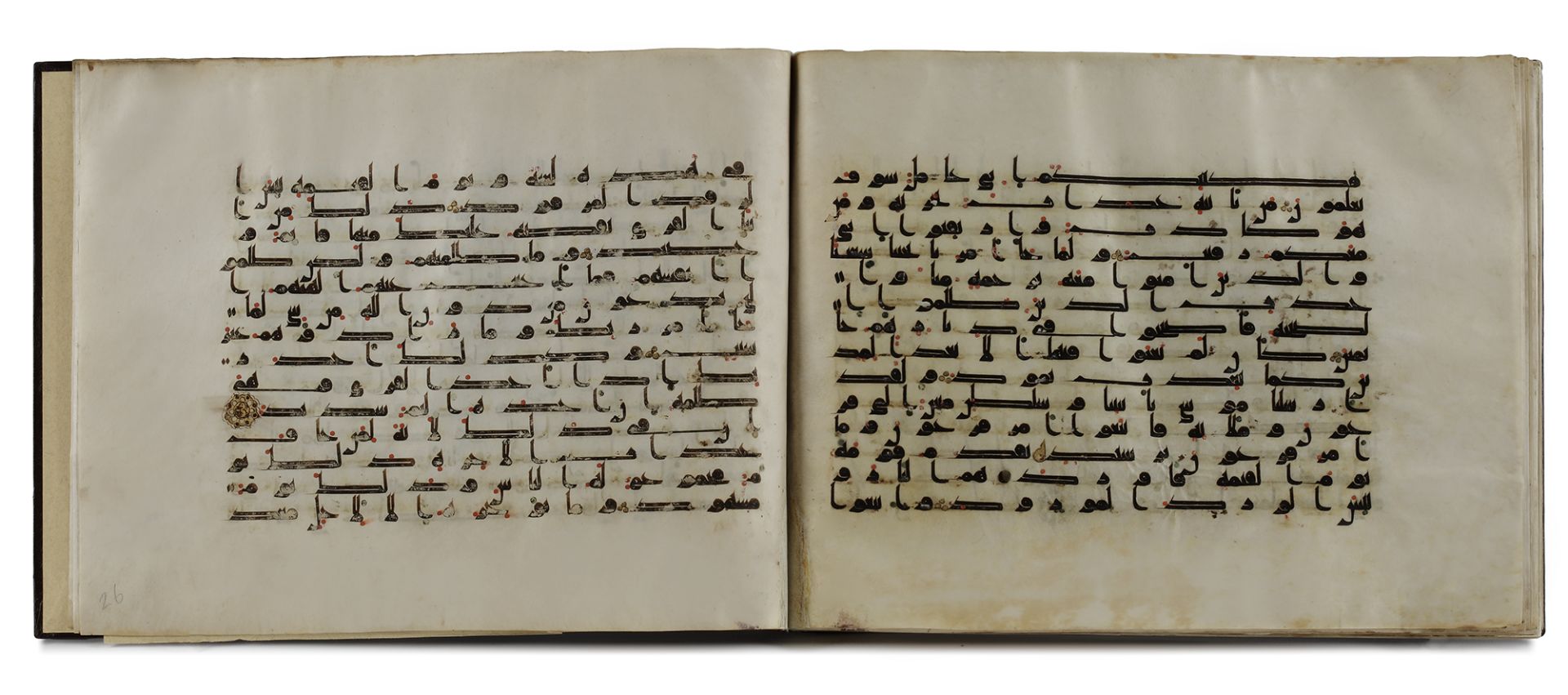 A BOUND GROUP OF TWENTY-NINE LEAVES FROM SEVEN SURAHS OF A DISPERSED MANUSCRIPT OF THE QURAN WRITTEN - Bild 26 aus 33