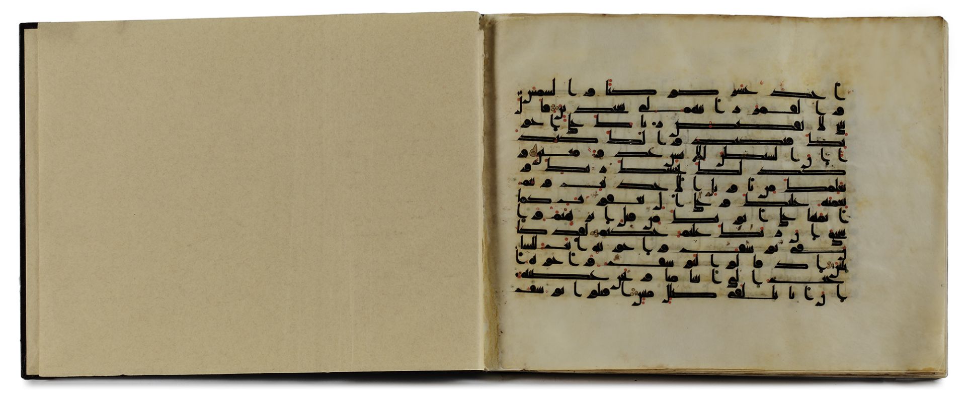 A BOUND GROUP OF TWENTY-NINE LEAVES FROM SEVEN SURAHS OF A DISPERSED MANUSCRIPT OF THE QURAN WRITTEN - Bild 10 aus 33