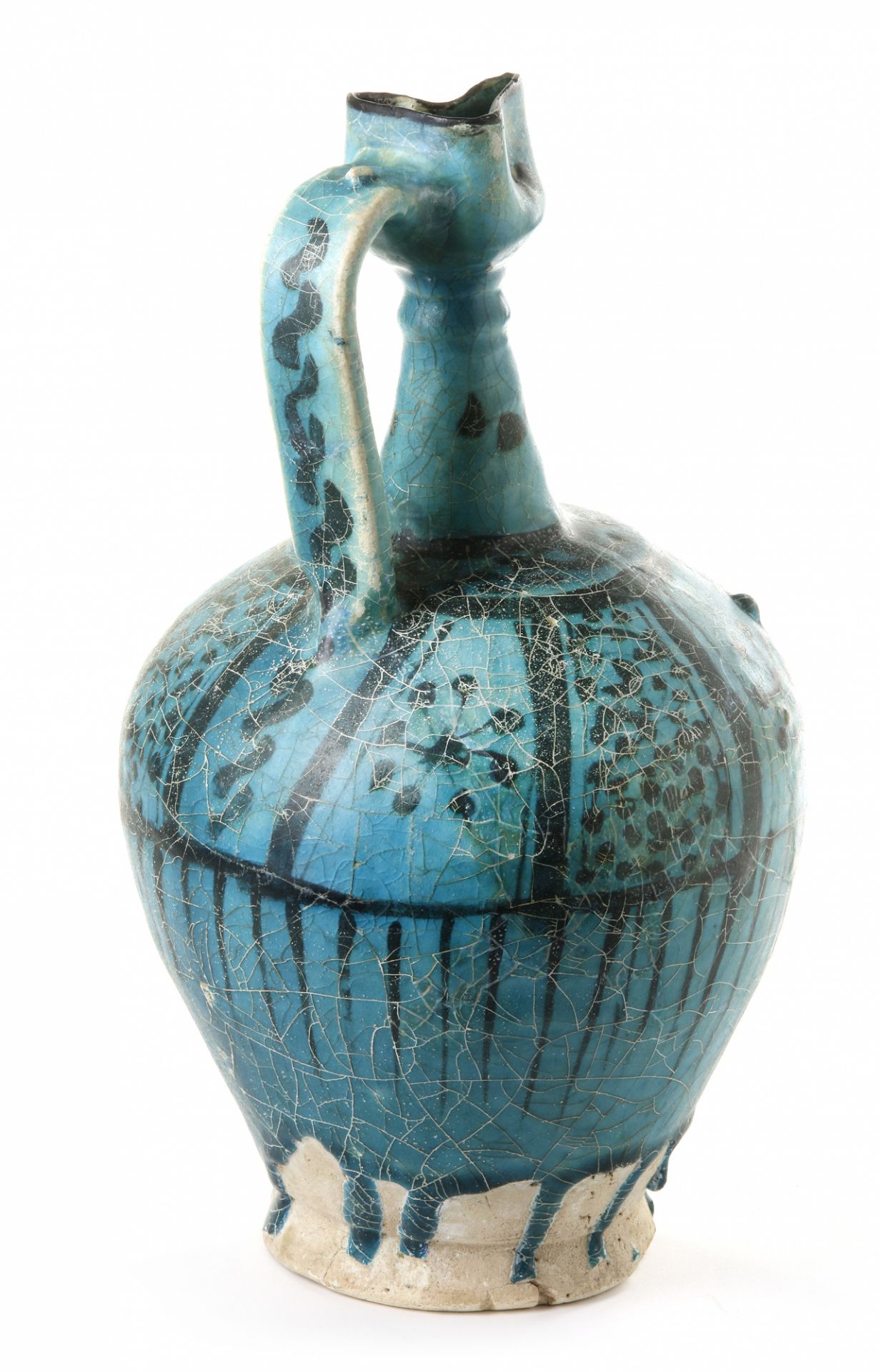 A LARGE RAQQA UNDERGLAZE PAINTED POTTERY EWER, SYRIA, 12TH-13TH CENTURY - Bild 3 aus 5