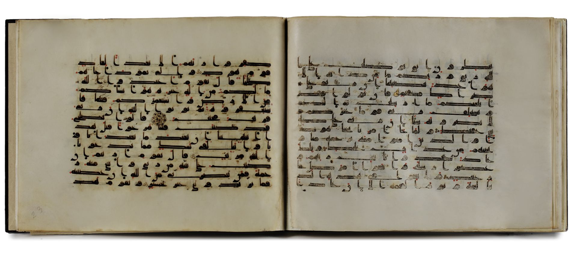 A BOUND GROUP OF TWENTY-NINE LEAVES FROM SEVEN SURAHS OF A DISPERSED MANUSCRIPT OF THE QURAN WRITTEN - Bild 20 aus 33