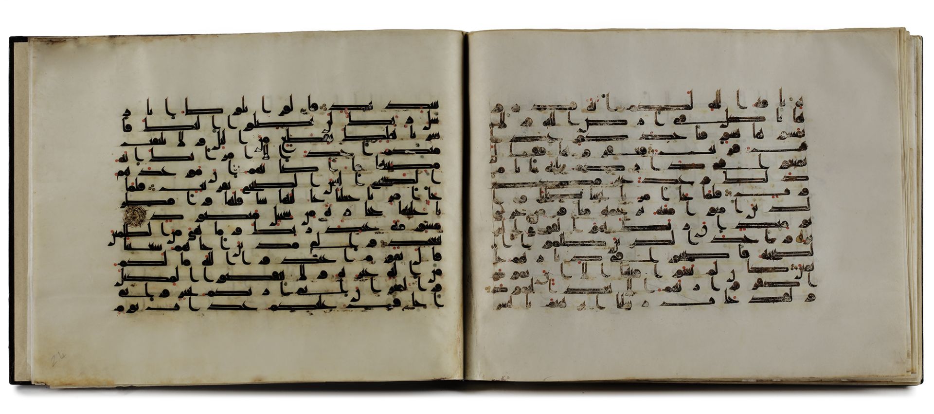 A BOUND GROUP OF TWENTY-NINE LEAVES FROM SEVEN SURAHS OF A DISPERSED MANUSCRIPT OF THE QURAN WRITTEN - Bild 27 aus 33