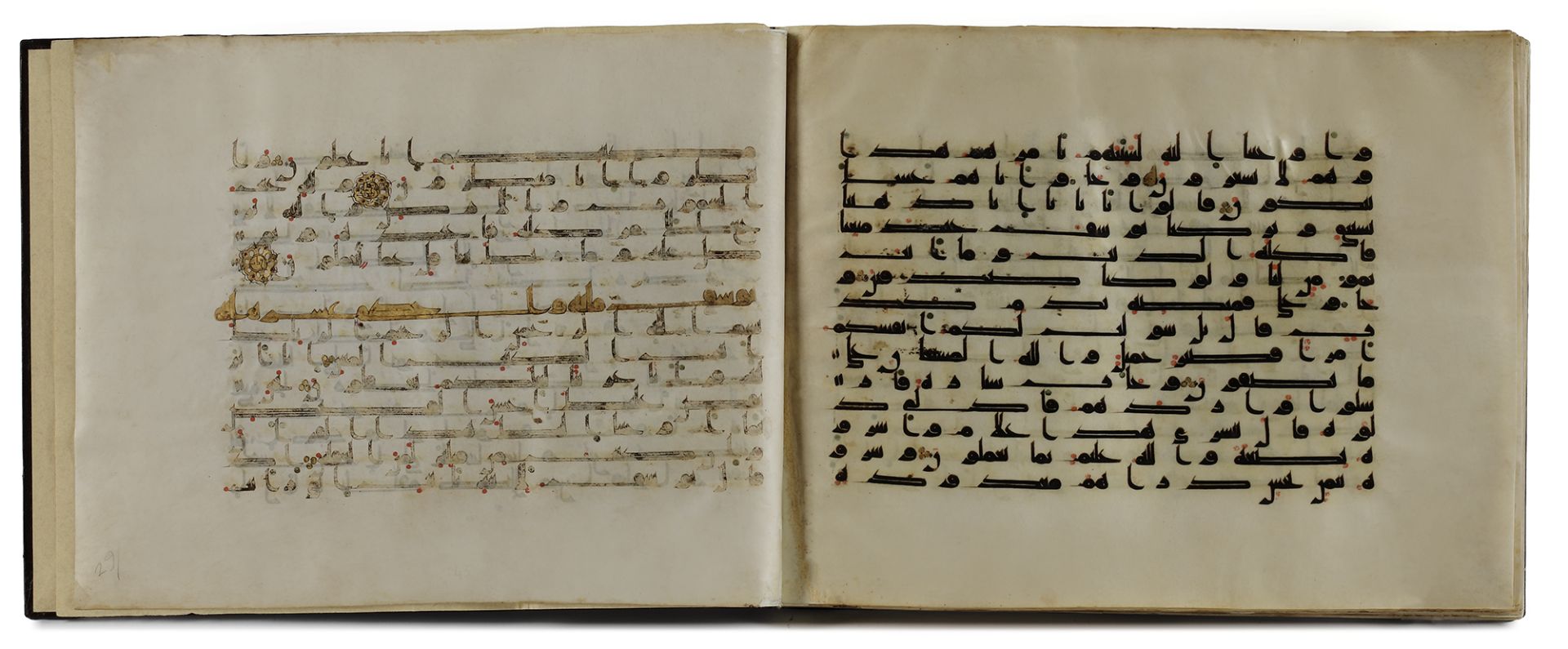 A BOUND GROUP OF TWENTY-NINE LEAVES FROM SEVEN SURAHS OF A DISPERSED MANUSCRIPT OF THE QURAN WRITTEN - Bild 28 aus 33