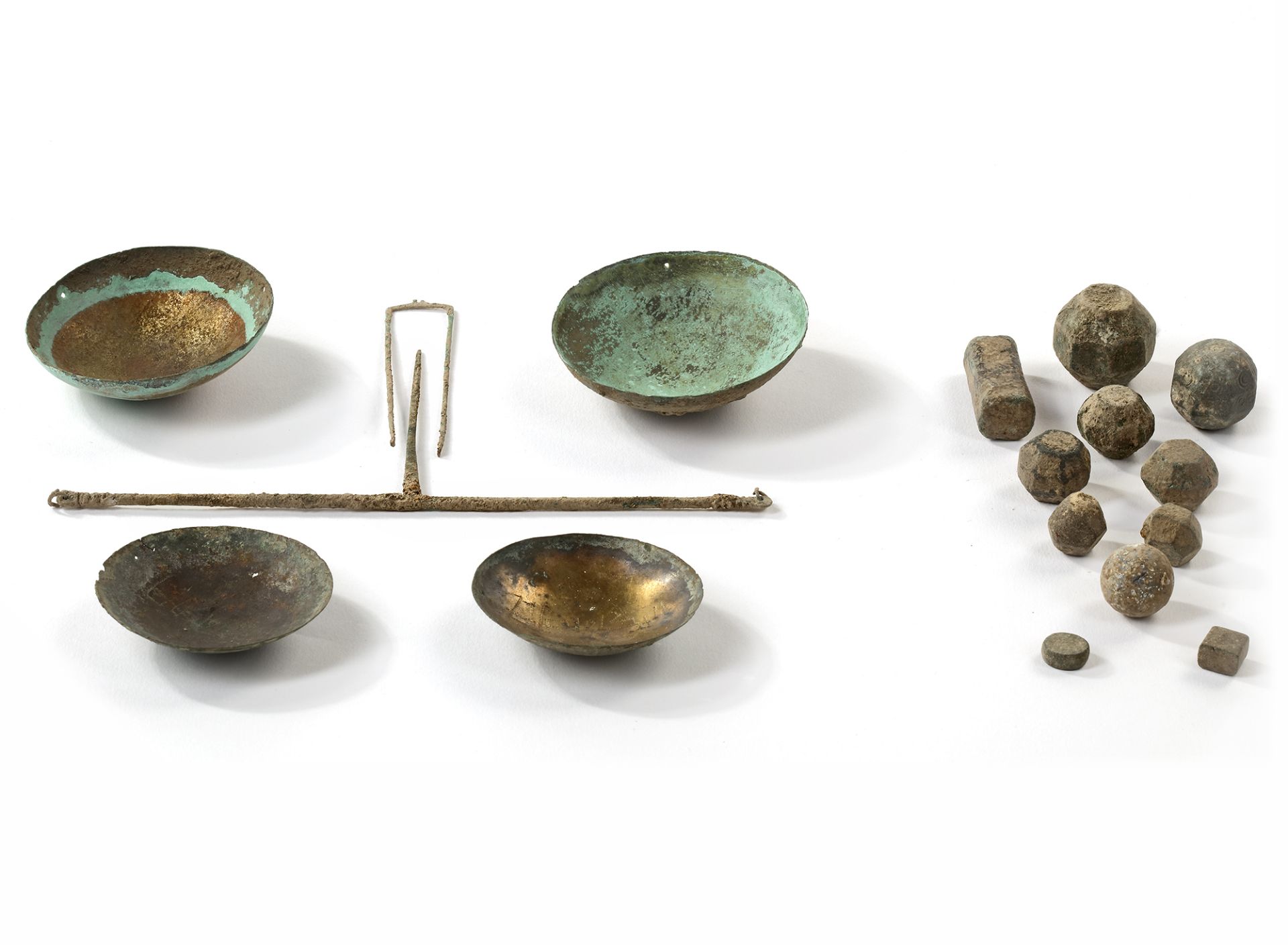 VERY RARE GOLD-DAMASCENED PEARL MERCHANT’S WEIGHING SET, ABBASID PERIOD, CIRCA 300-400 AH/1000-1100 - Bild 2 aus 4