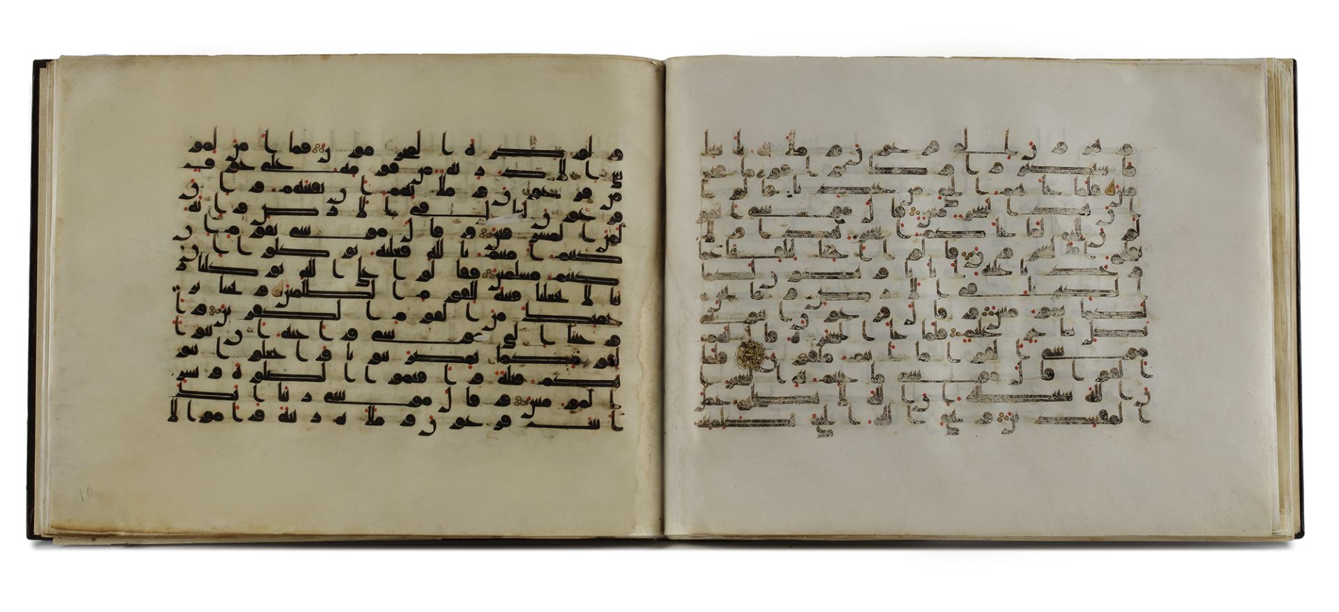 A BOUND GROUP OF TWENTY-NINE LEAVES FROM SEVEN SURAHS OF A DISPERSED MANUSCRIPT OF THE QURAN WRITTEN - Bild 15 aus 33