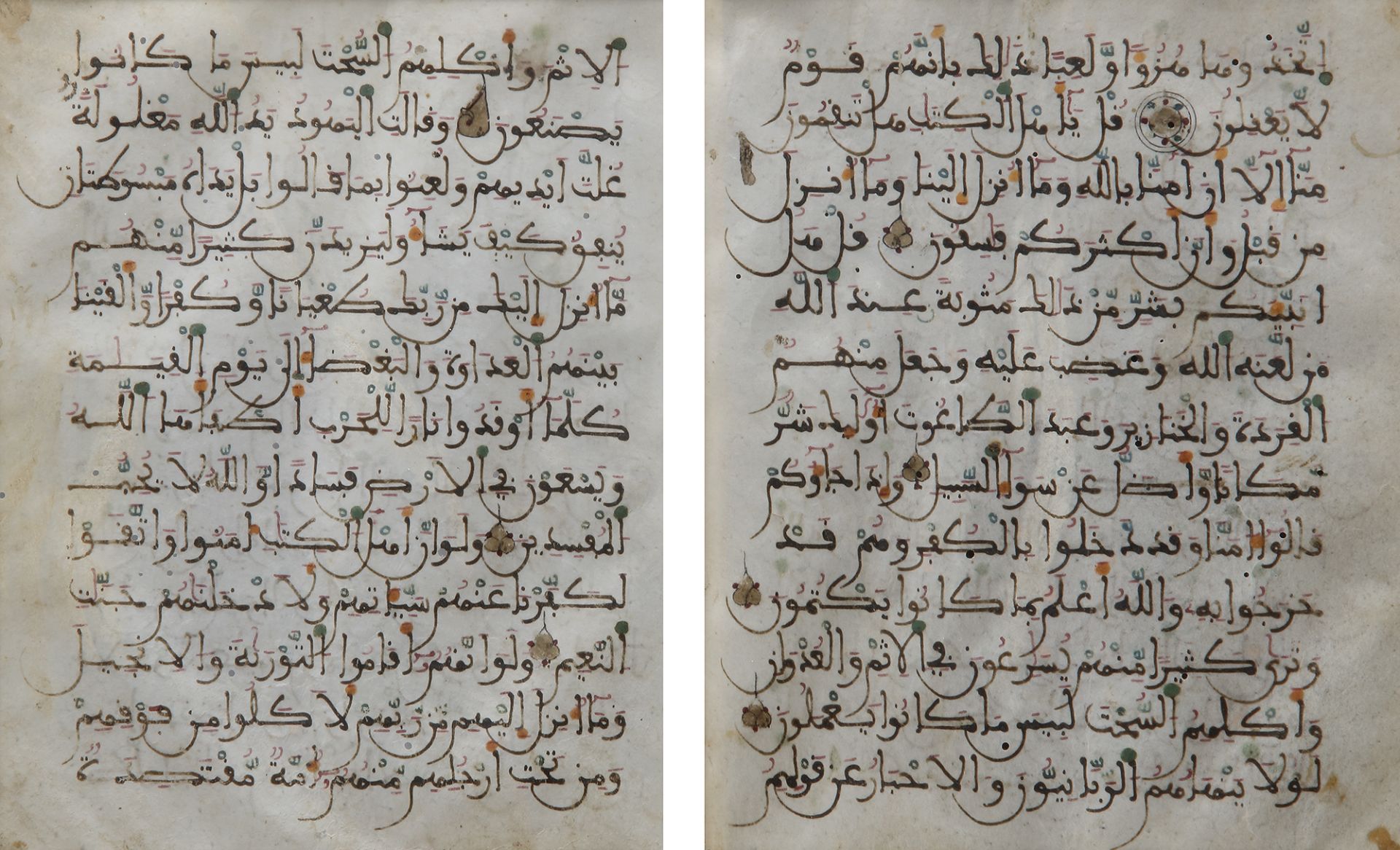 TWO ANDALUSI KUFIC SCRIPT QURAN FOLIOS, ANDALUSIA, 13TH CENTURY - Bild 2 aus 2