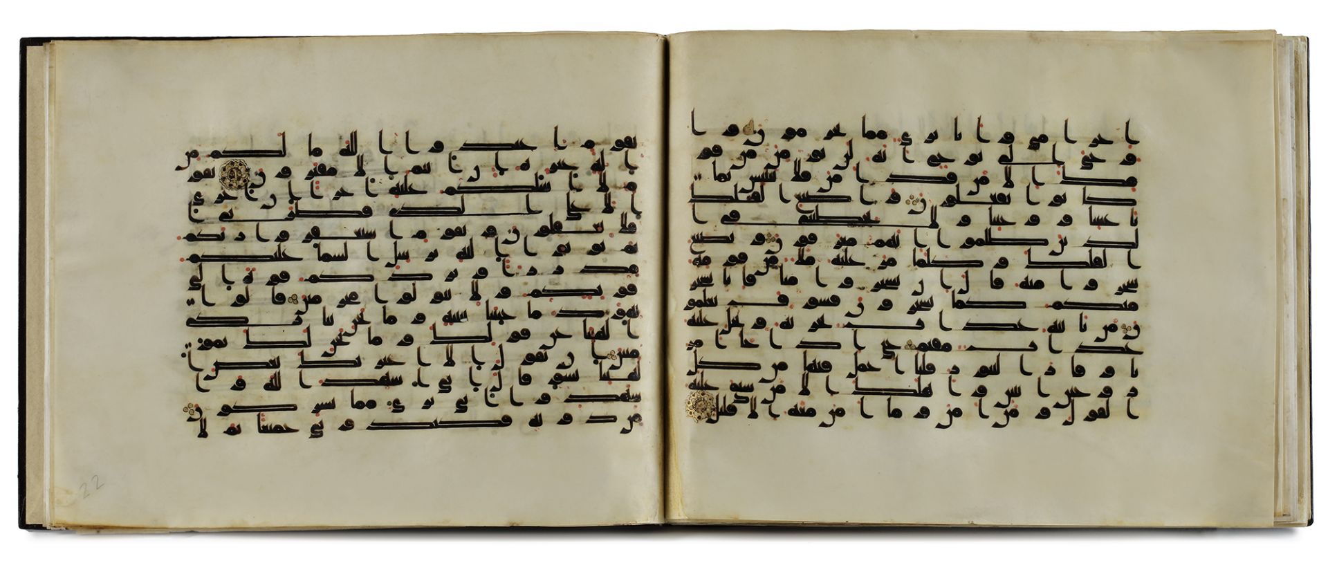 A BOUND GROUP OF TWENTY-NINE LEAVES FROM SEVEN SURAHS OF A DISPERSED MANUSCRIPT OF THE QURAN WRITTEN - Bild 22 aus 33