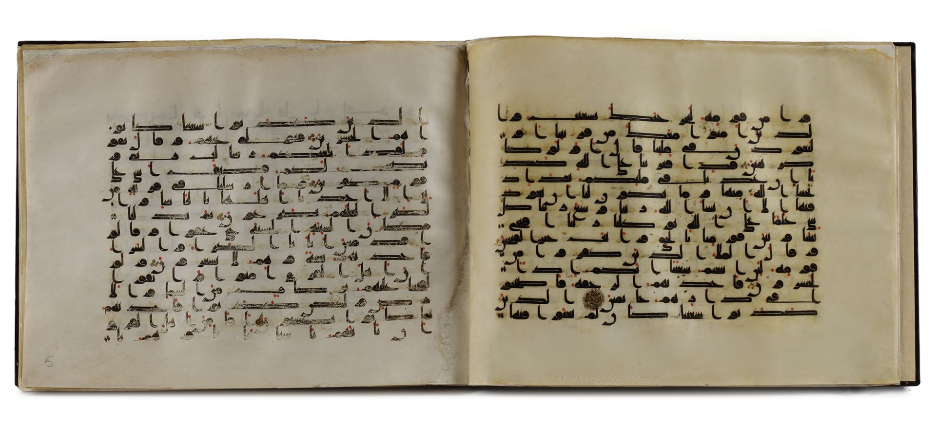 A BOUND GROUP OF TWENTY-NINE LEAVES FROM SEVEN SURAHS OF A DISPERSED MANUSCRIPT OF THE QURAN WRITTEN - Bild 7 aus 33