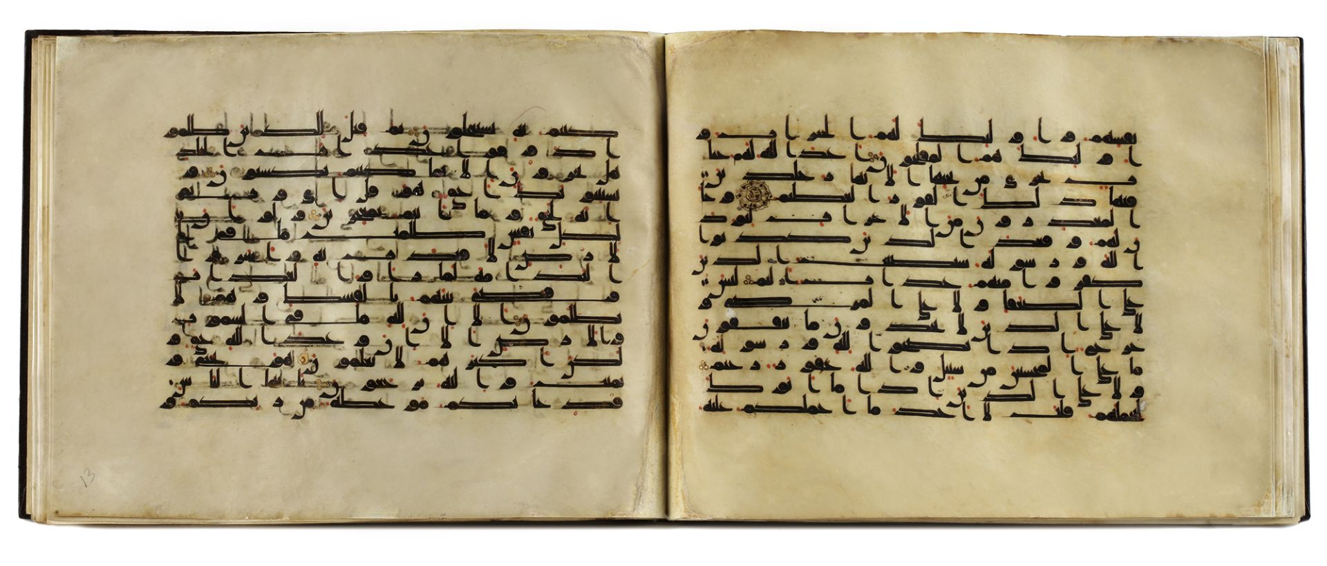 A BOUND GROUP OF TWENTY-NINE LEAVES FROM SEVEN SURAHS OF A DISPERSED MANUSCRIPT OF THE QURAN WRITTEN - Bild 2 aus 33