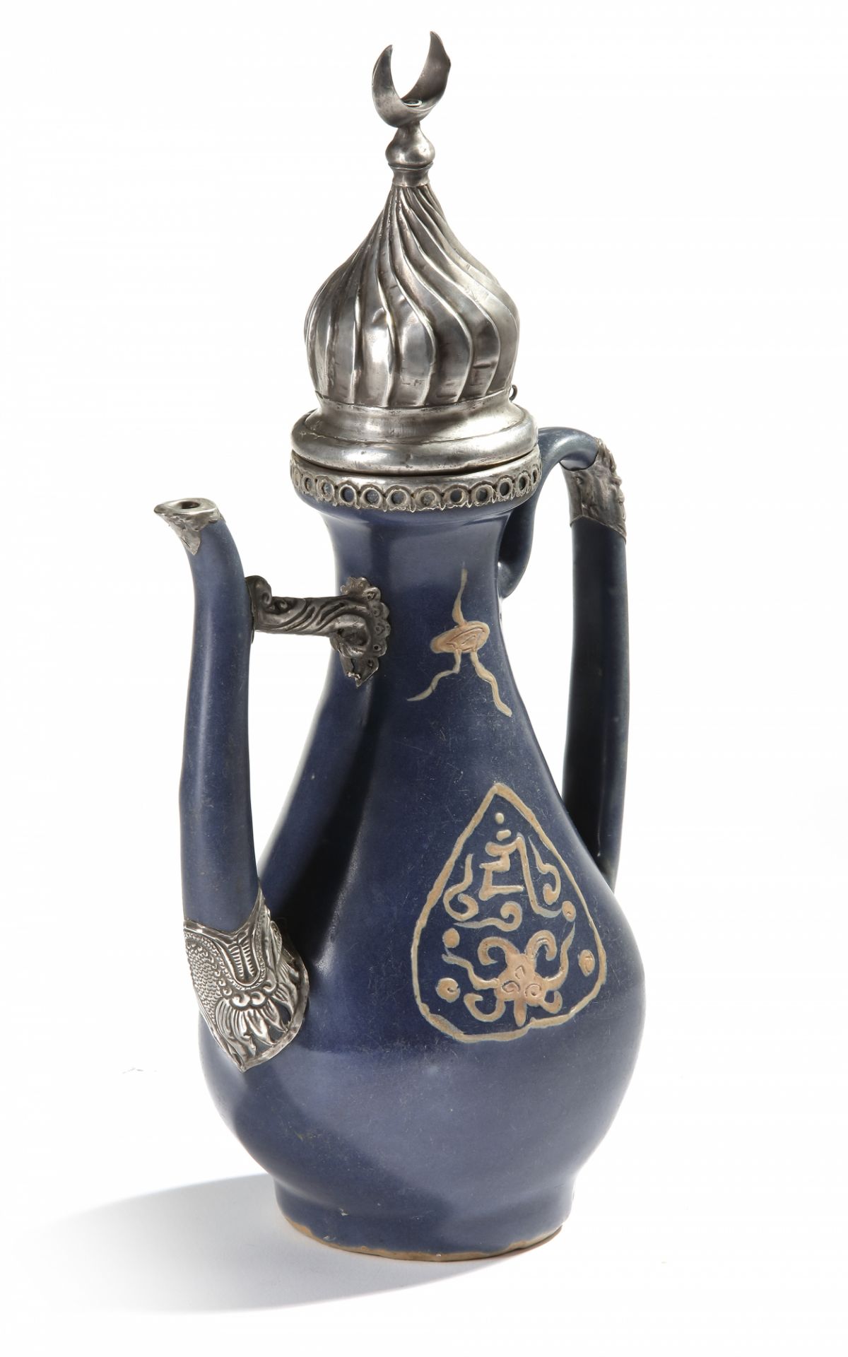 A MING METAL-MOUNTED BLUE-GLAZED EWER FOR THE ISLAMIC MARKET, CHINA, 16TH-17TH CENTURY - Bild 2 aus 5