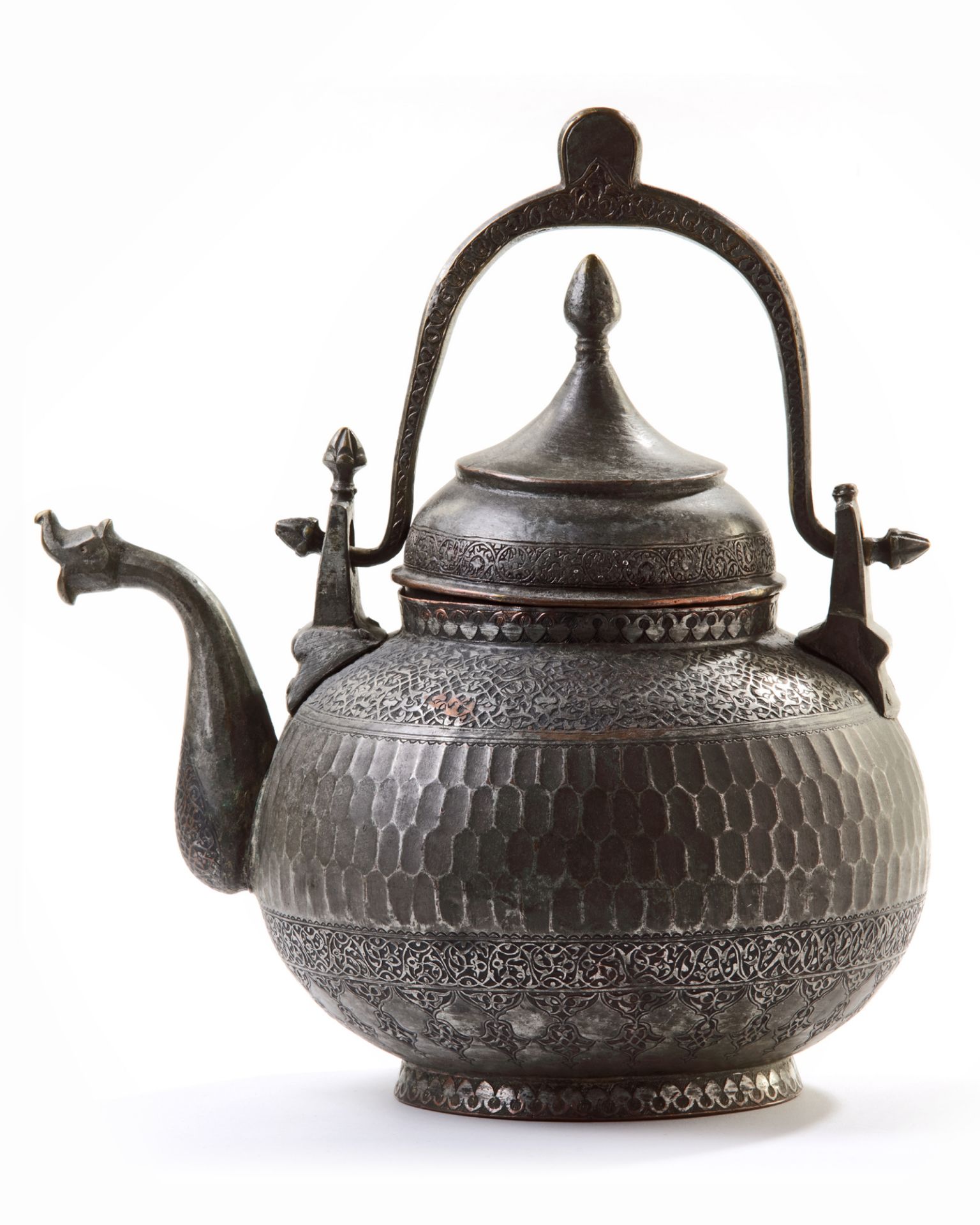 A SAFAVID TINNED COPPER KETTLE, PERSIA, 17TH -18TH CENTURY - Bild 3 aus 5