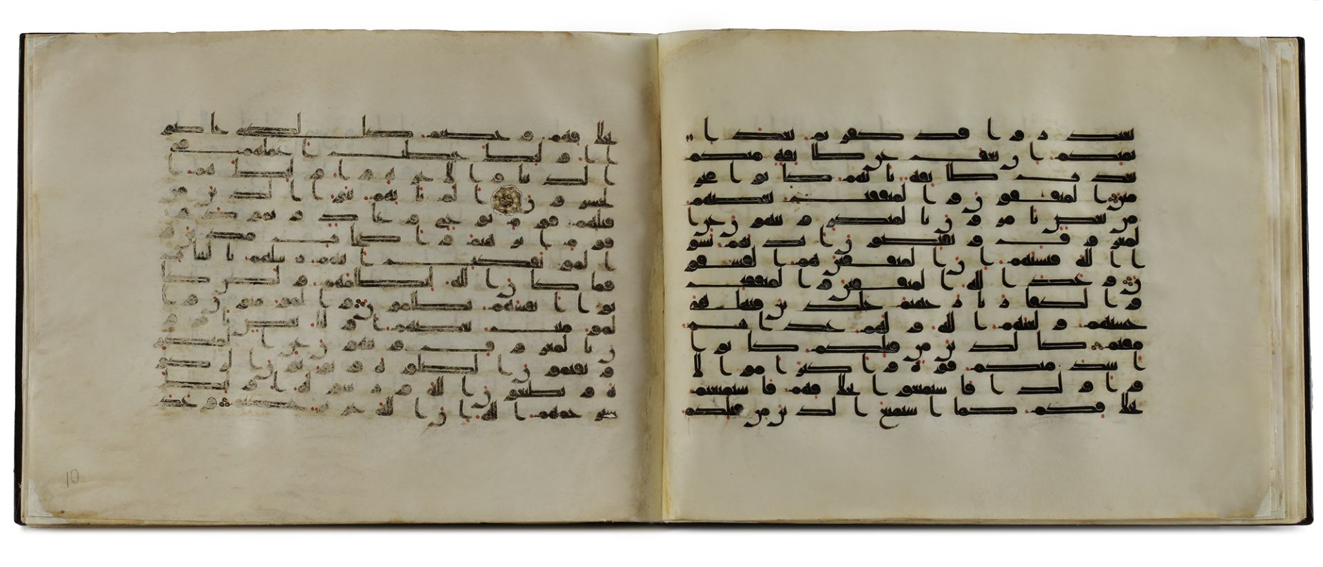 A BOUND GROUP OF TWENTY-NINE LEAVES FROM SEVEN SURAHS OF A DISPERSED MANUSCRIPT OF THE QURAN WRITTEN - Bild 11 aus 33