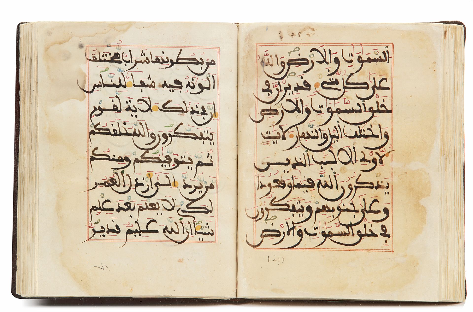 A MAGHRIBI SCRIPT QURAN SECTION, NORTH AFRICA OR ANDALUSIA, CIRCA 13TH CENTURY - Bild 2 aus 8