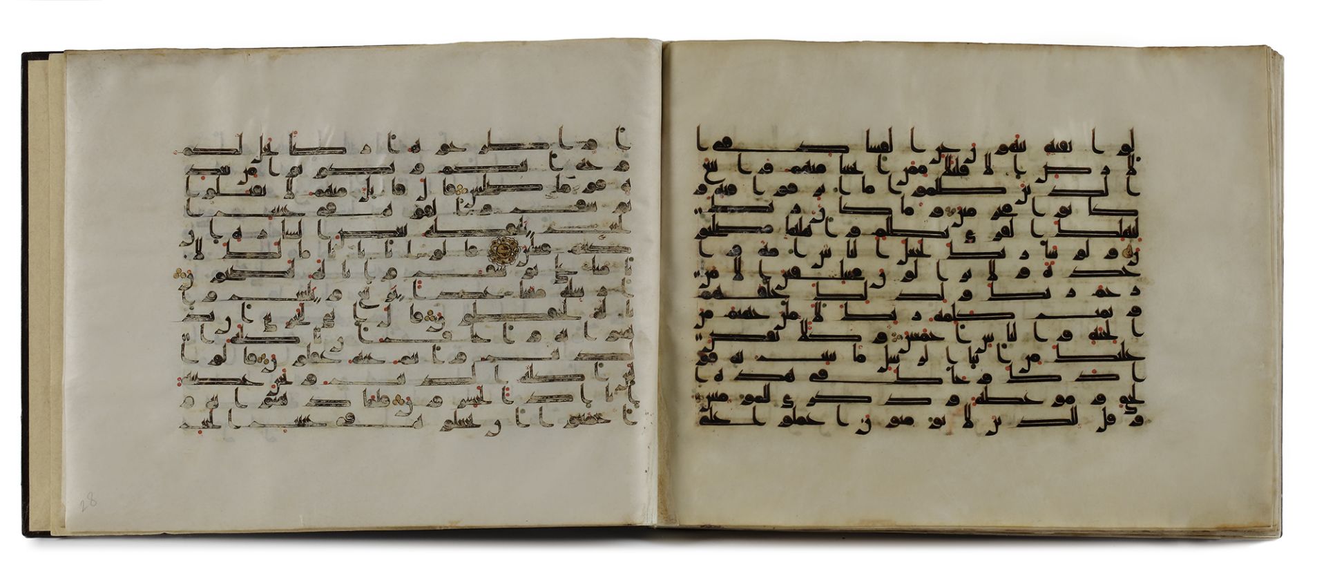 A BOUND GROUP OF TWENTY-NINE LEAVES FROM SEVEN SURAHS OF A DISPERSED MANUSCRIPT OF THE QURAN WRITTEN - Bild 24 aus 33