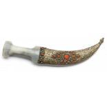 AN OTTOMAN JAMBIYA DAGGER WITH AGATE HILT AND FILIGREE SHEATH, OTTOMAN, TURKEY, 18TH CENTURY