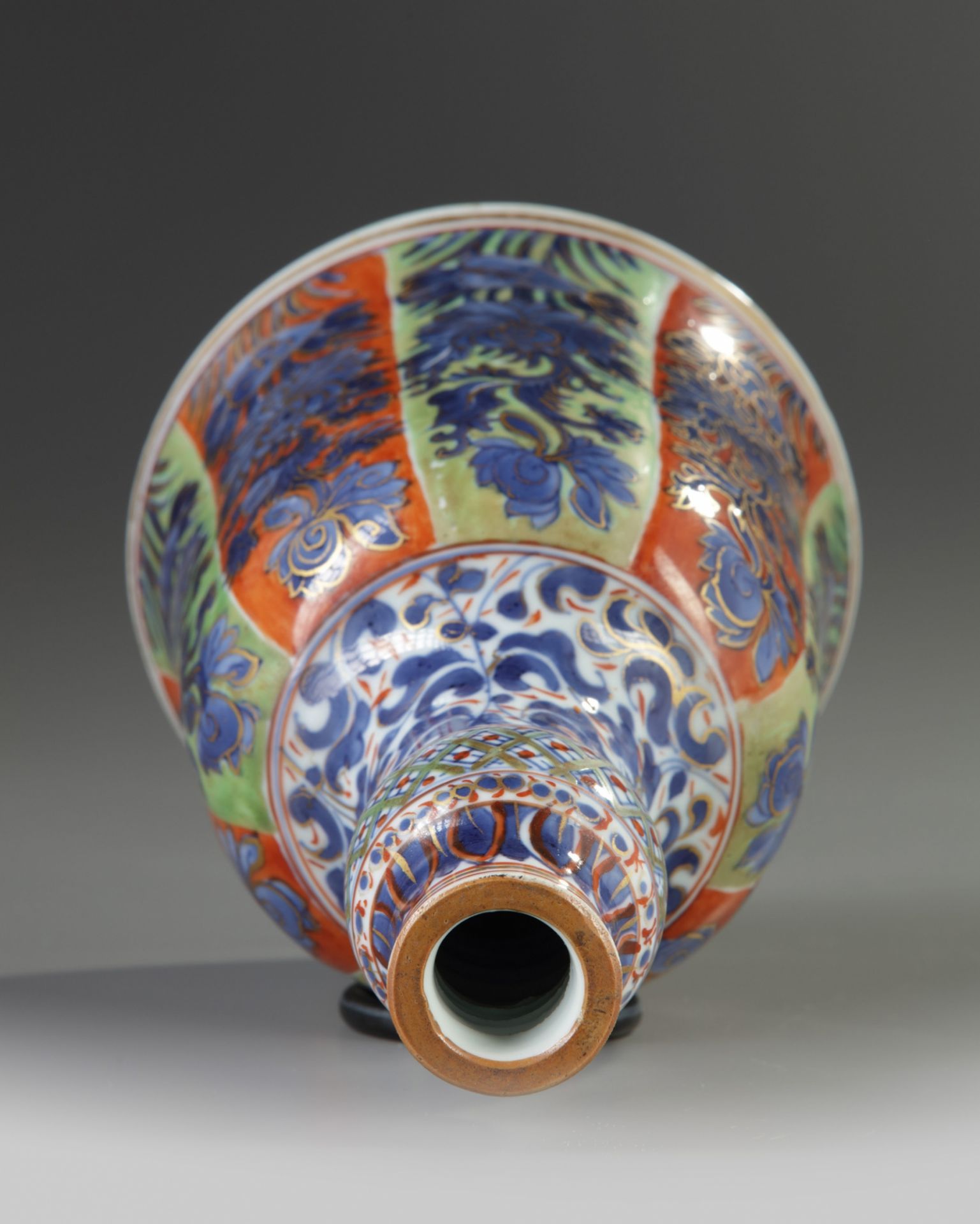 A LATER-ENAMELLED CHINESE BLUE AND WHITE HOOKAH BASE, CHINA, KANGXI PERIOD (1662-1722) - Image 4 of 4