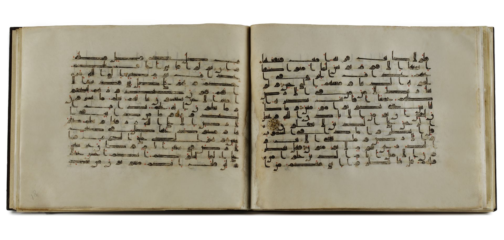 A BOUND GROUP OF TWENTY-NINE LEAVES FROM SEVEN SURAHS OF A DISPERSED MANUSCRIPT OF THE QURAN WRITTEN - Bild 17 aus 33