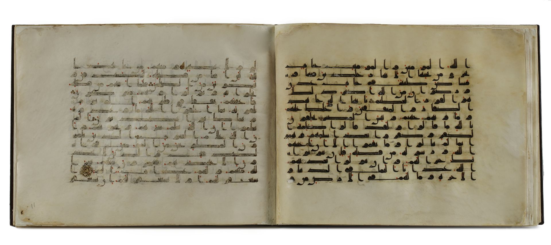 A BOUND GROUP OF TWENTY-NINE LEAVES FROM SEVEN SURAHS OF A DISPERSED MANUSCRIPT OF THE QURAN WRITTEN - Bild 29 aus 33