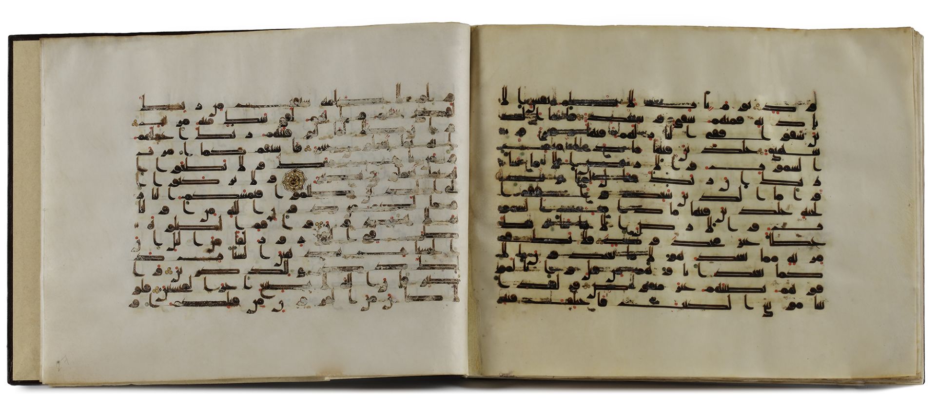 A BOUND GROUP OF TWENTY-NINE LEAVES FROM SEVEN SURAHS OF A DISPERSED MANUSCRIPT OF THE QURAN WRITTEN - Bild 30 aus 33