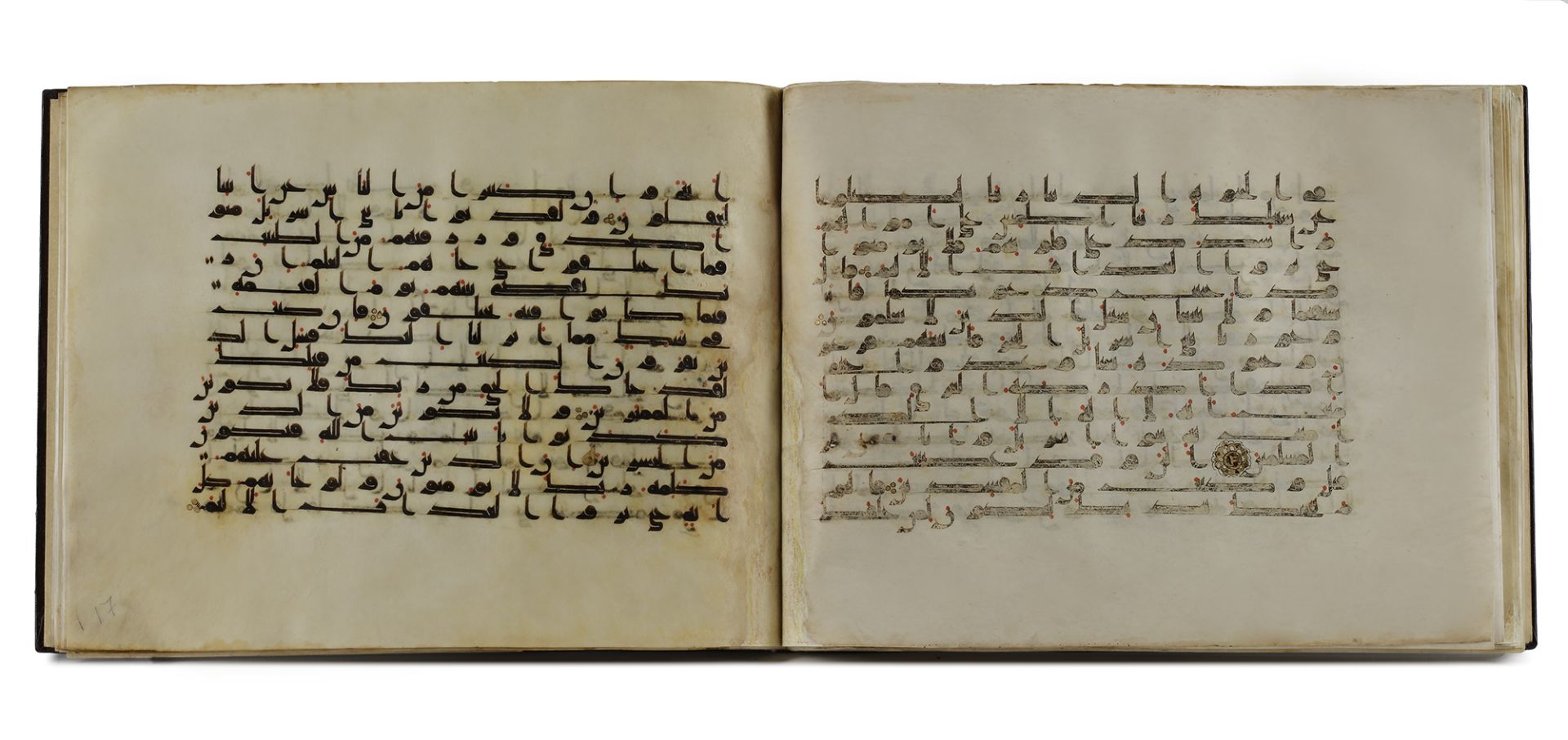 A BOUND GROUP OF TWENTY-NINE LEAVES FROM SEVEN SURAHS OF A DISPERSED MANUSCRIPT OF THE QURAN WRITTEN - Bild 23 aus 33