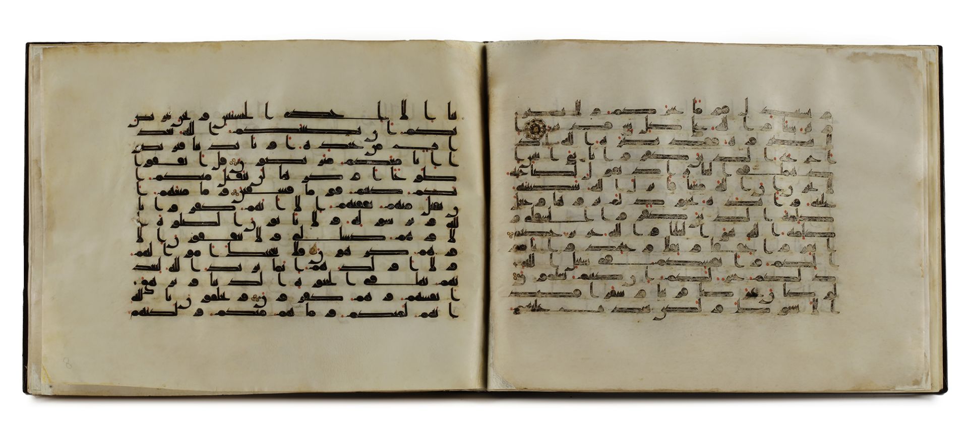 A BOUND GROUP OF TWENTY-NINE LEAVES FROM SEVEN SURAHS OF A DISPERSED MANUSCRIPT OF THE QURAN WRITTEN - Bild 3 aus 33